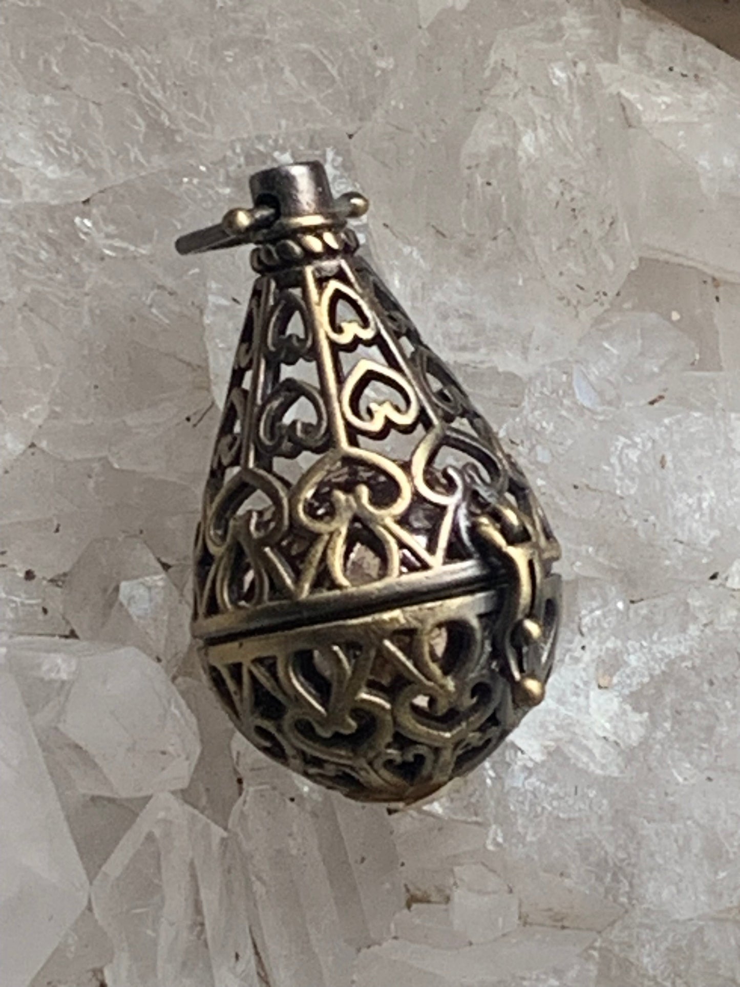 Pendentif/ Cage à pierre, peut servir de Bolas (pendentif de grossesse) ou pour perle de lave pour huile essentielle ! 4,8 centimètres de hauteur x 2 cm de diamètre. Fait en laiton ! Vendu avec une perle de lave de 18 mm !