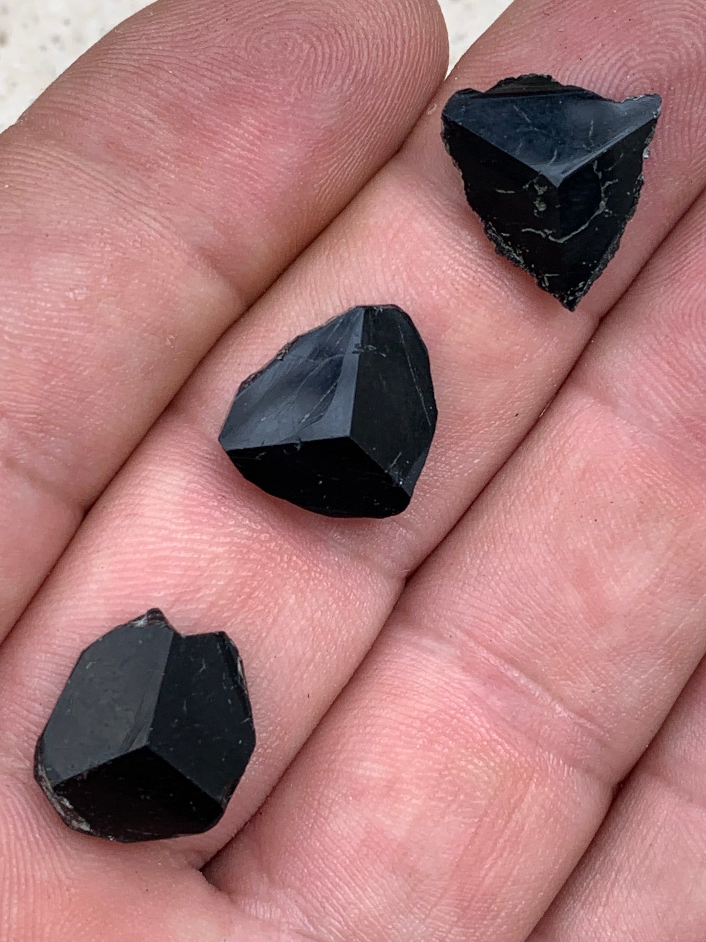 Tourmaline noire, tranches naturelles/ cabochons à 3 faces, 3 pièces au choix, de 14 x 14 x 5 mm - 1,2 à 1,7 gramme par pièce !