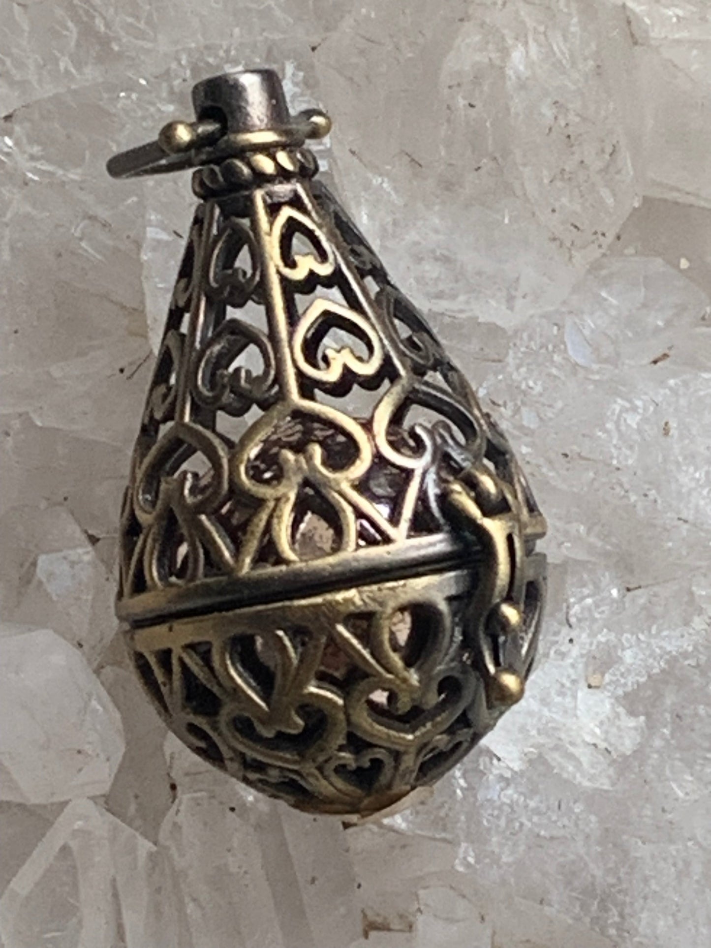 Pendentif/ Cage à pierre, peut servir de Bolas (pendentif de grossesse) ou pour perle de lave pour huile essentielle ! 4,8 centimètres de hauteur x 2 cm de diamètre. Fait en laiton ! Vendu avec une perle de lave de 18 mm !