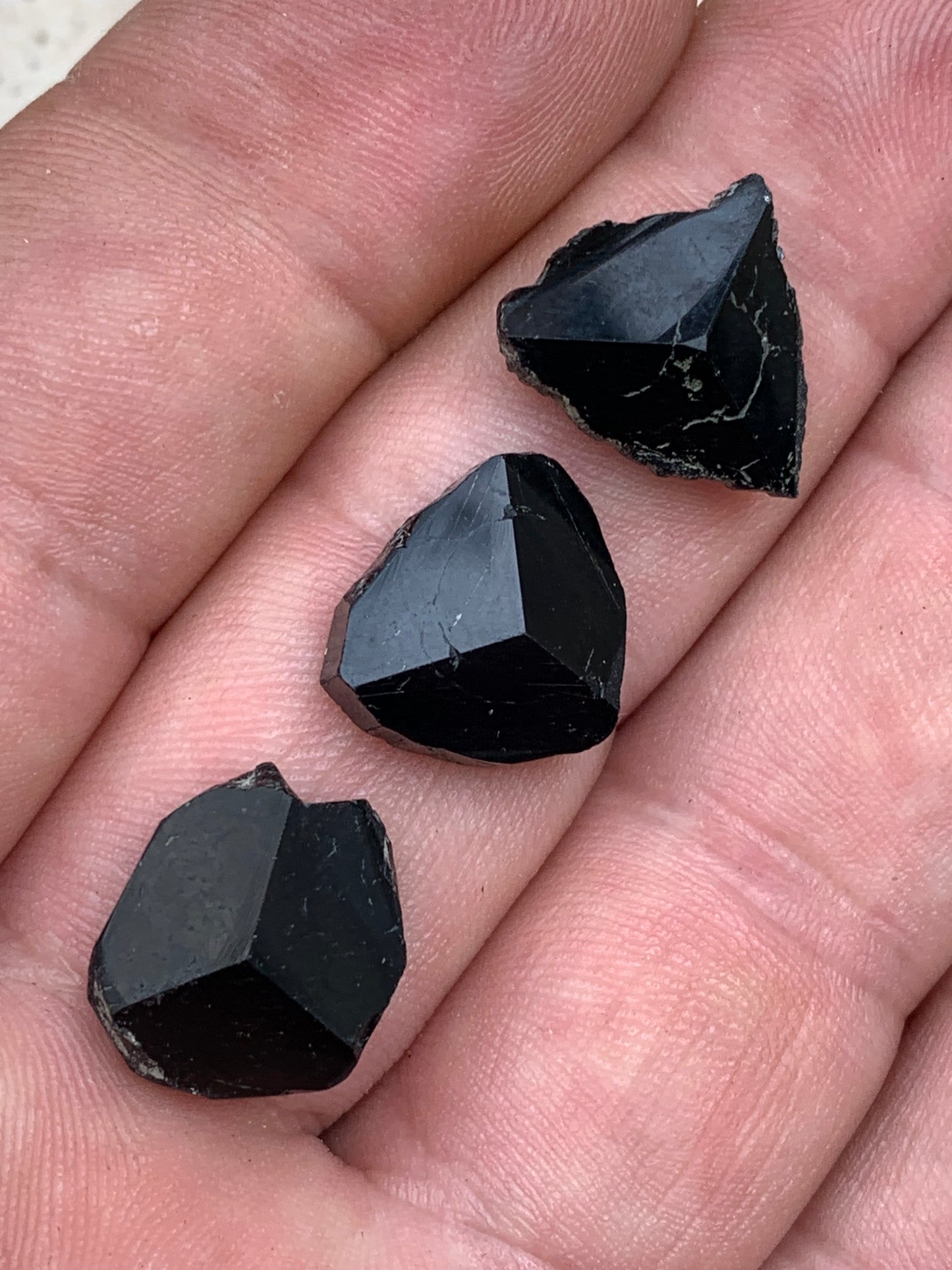 Tourmaline noire, tranches naturelles/ cabochons à 3 faces, 3 pièces au choix, de 14 x 14 x 5 mm - 1,2 à 1,7 gramme par pièce !