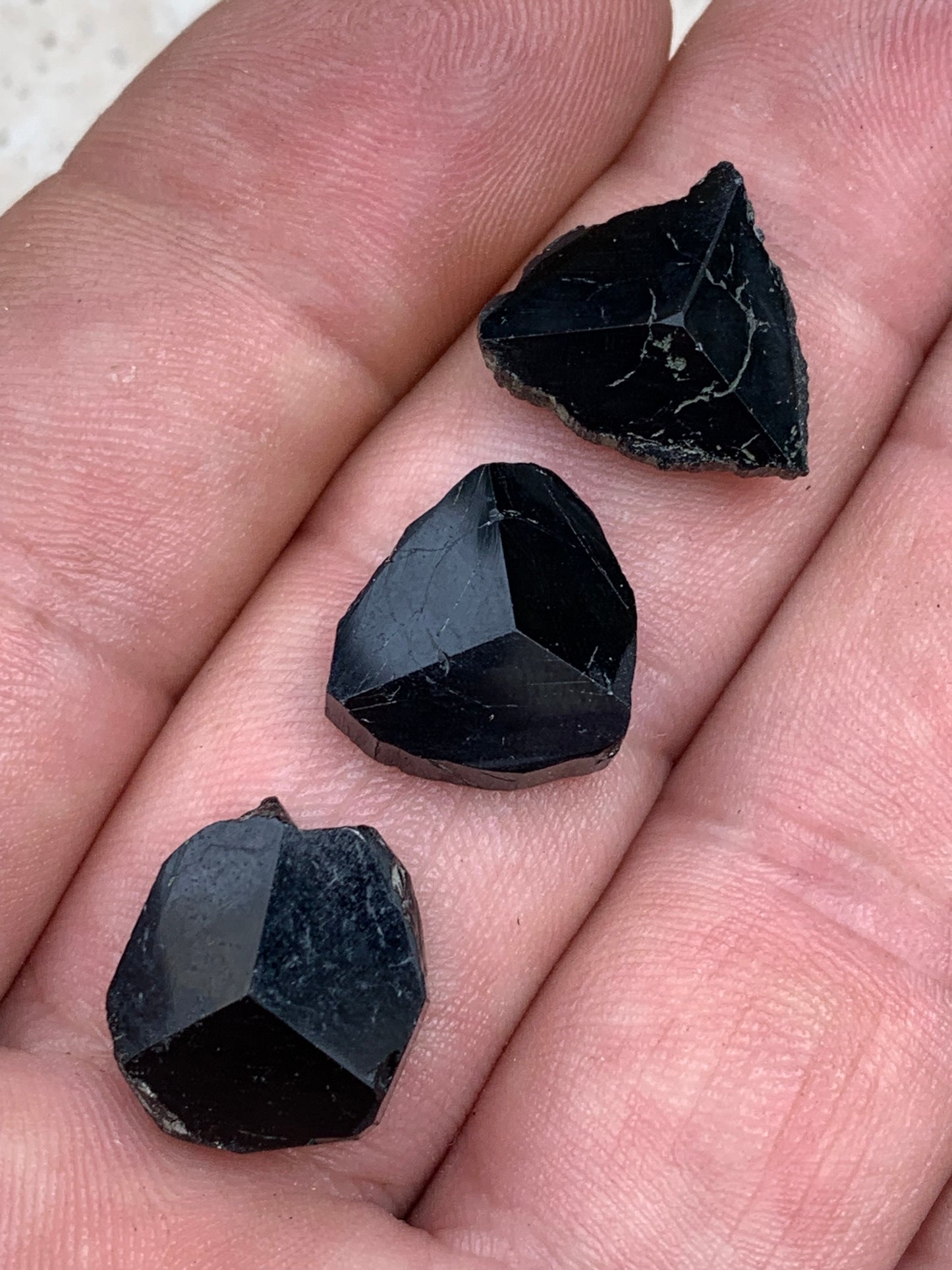 Tourmaline noire, tranches naturelles/ cabochons à 3 faces, 3 pièces au choix, de 14 x 14 x 5 mm - 1,2 à 1,7 gramme par pièce !