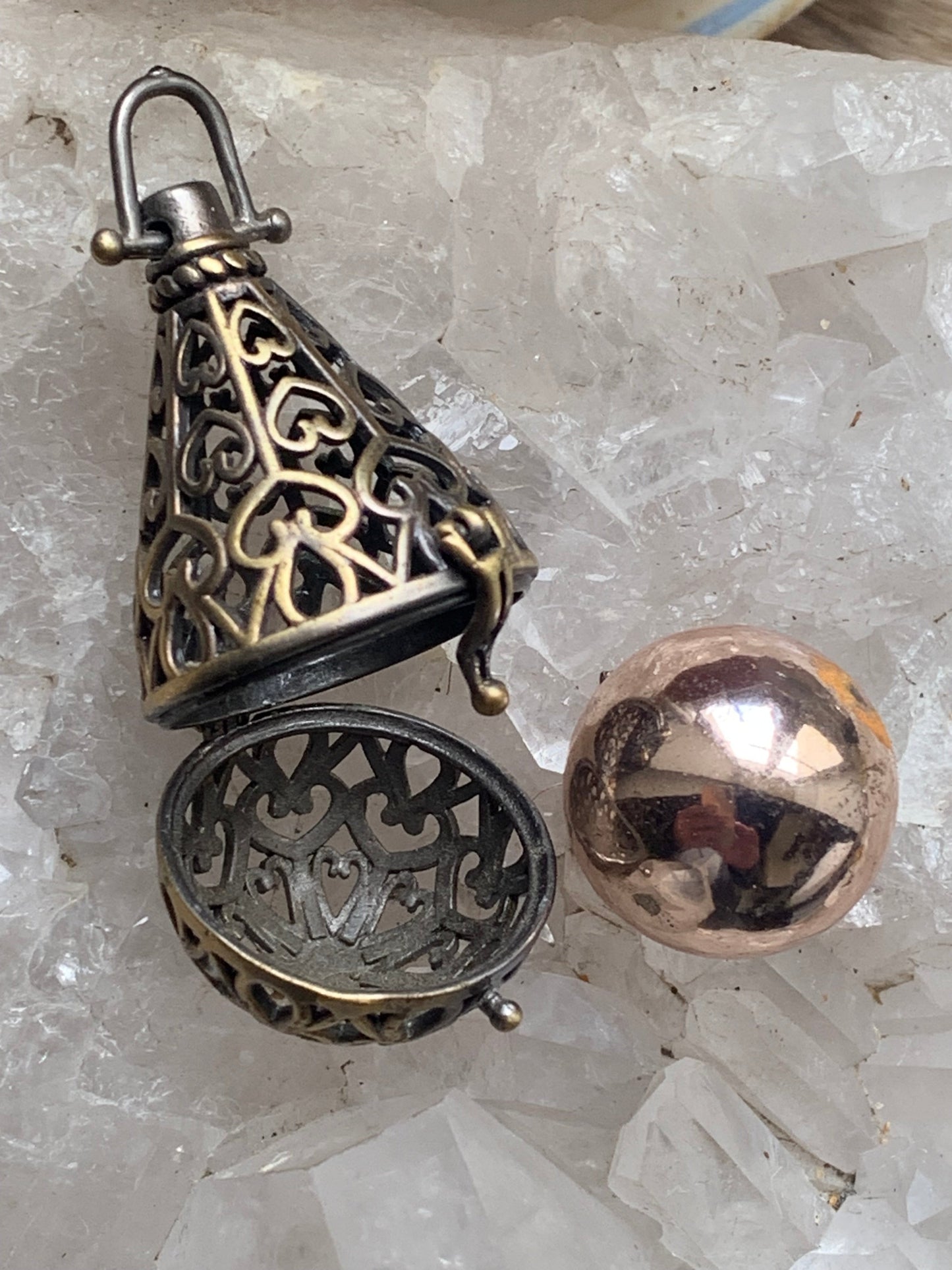 Pendentif/ Cage à pierre, peut servir de Bolas (pendentif de grossesse) ou pour perle de lave pour huile essentielle ! 4,8 centimètres de hauteur x 2 cm de diamètre. Fait en laiton ! Vendu avec une perle de lave de 18 mm !