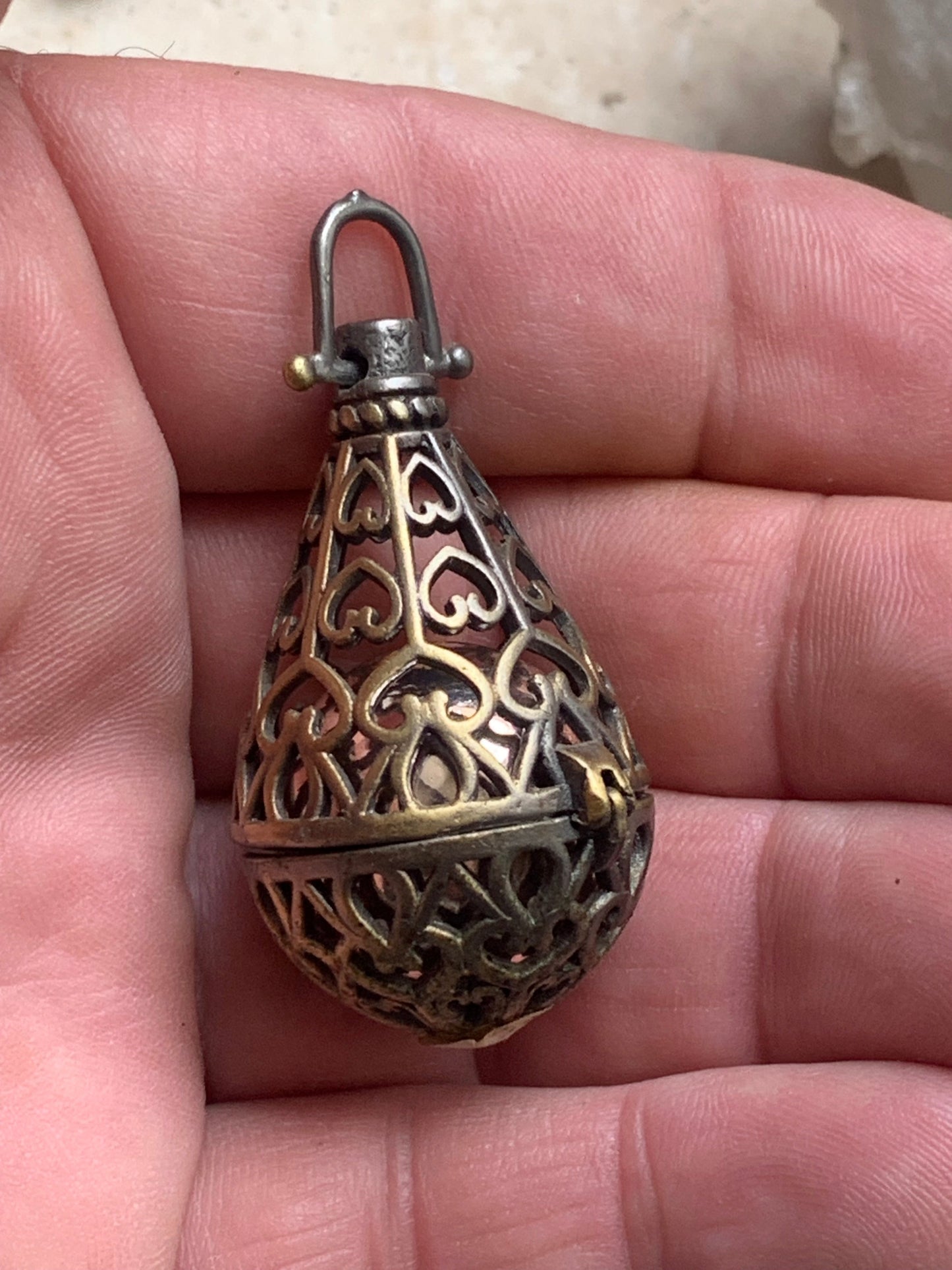 Pendentif/ Cage à pierre, peut servir de Bolas (pendentif de grossesse) ou pour perle de lave pour huile essentielle ! 4,8 centimètres de hauteur x 2 cm de diamètre. Fait en laiton ! Vendu avec une perle de lave de 18 mm !