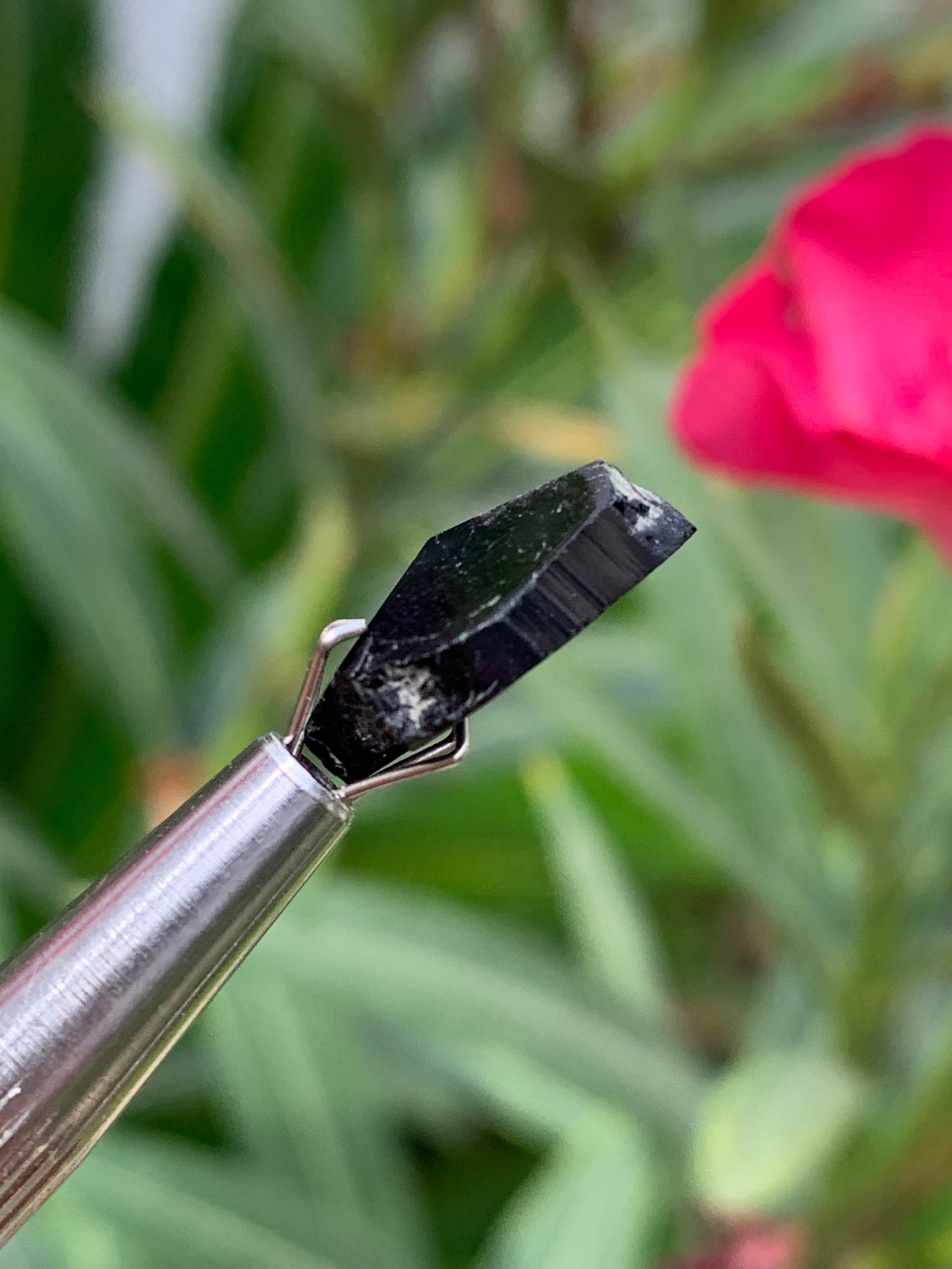Tourmaline noire, tranches naturelles/ cabochons à 3 faces, 3 pièces au choix, de 14 x 14 x 5 mm - 1,2 à 1,7 gramme par pièce !