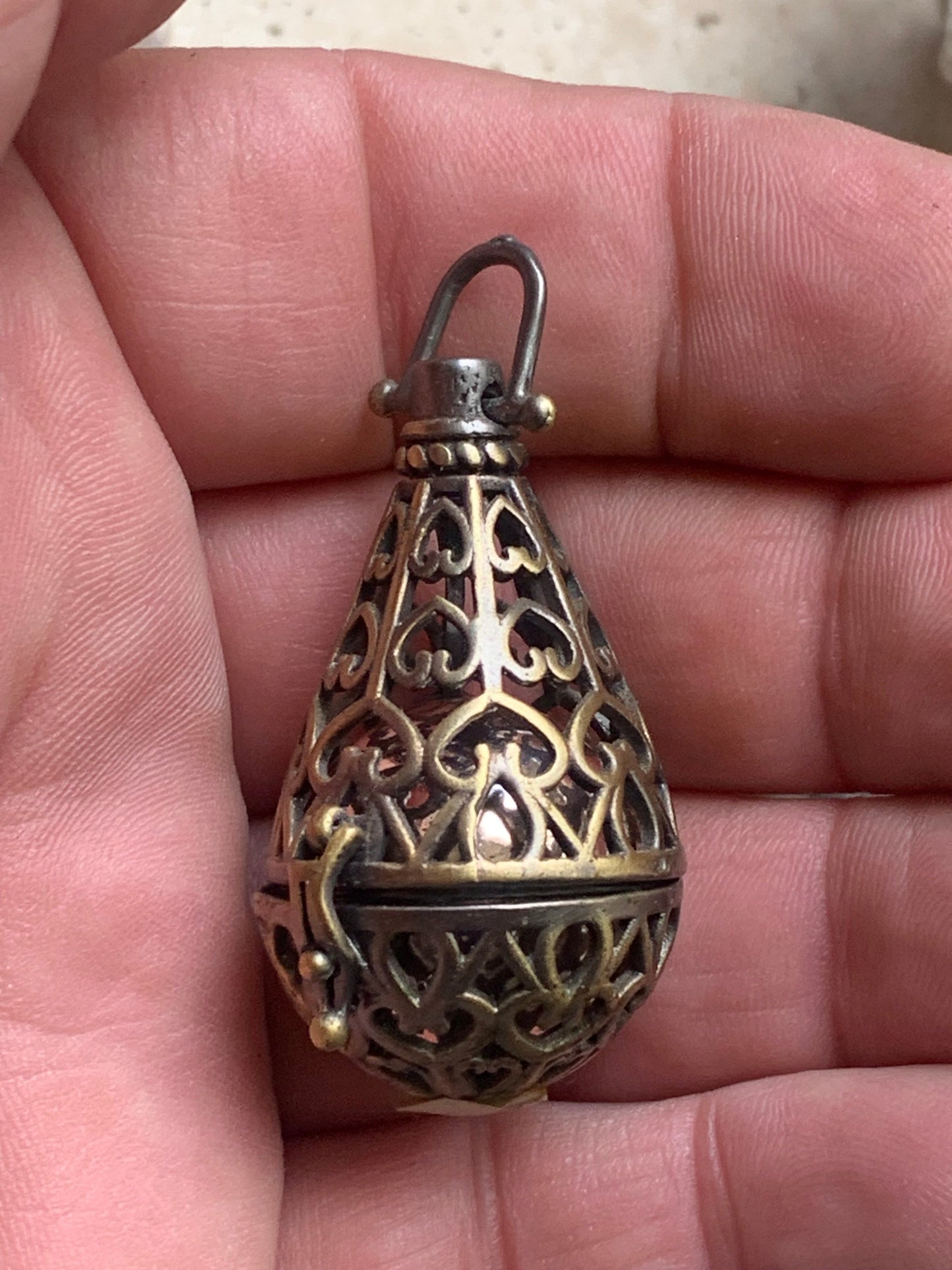 Pendentif/ Cage à pierre, peut servir de Bolas (pendentif de grossesse) ou pour perle de lave pour huile essentielle ! 4,8 centimètres de hauteur x 2 cm de diamètre. Fait en laiton ! Vendu avec une perle de lave de 18 mm !