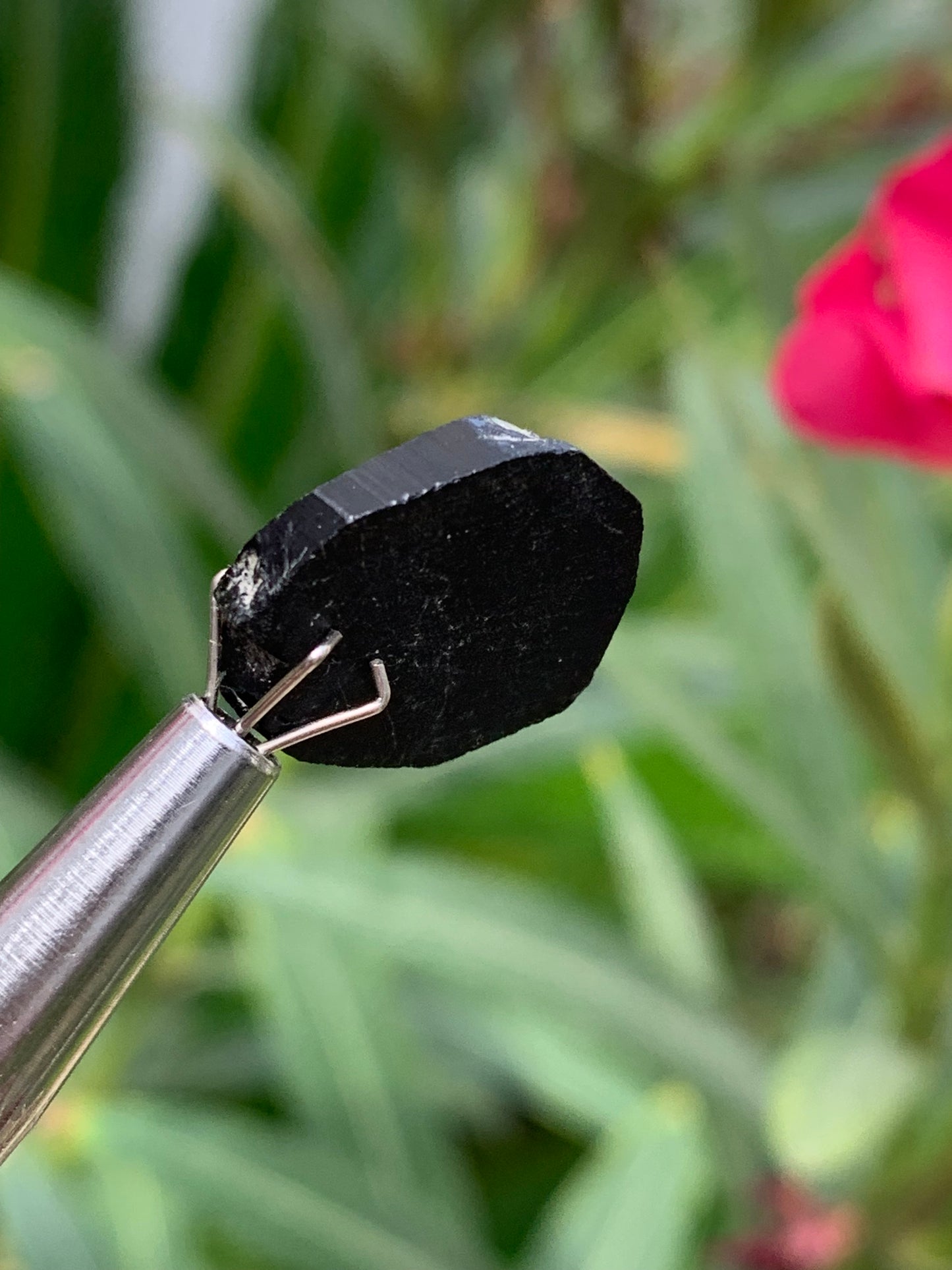 Tourmaline noire, tranches naturelles/ cabochons à 3 faces, 3 pièces au choix, de 14 x 14 x 5 mm - 1,2 à 1,7 gramme par pièce !