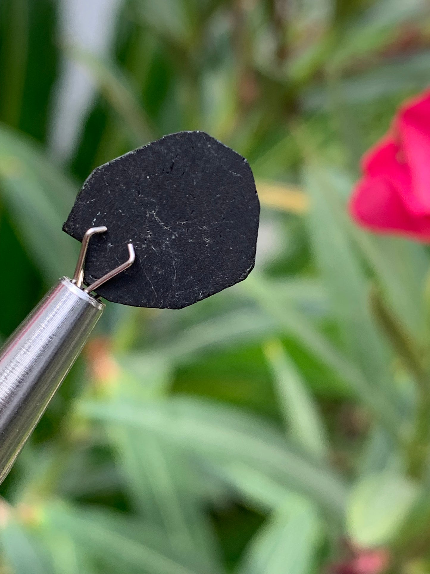 Tourmaline noire, tranches naturelles/ cabochons à 3 faces, 3 pièces au choix, de 14 x 14 x 5 mm - 1,2 à 1,7 gramme par pièce !