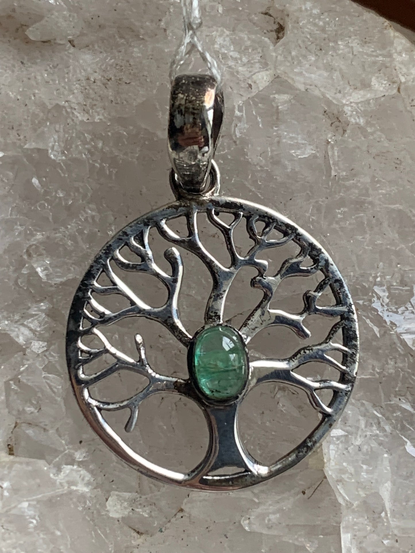 Pendentif en Argent 925 en forme de 'd'arbre de vie' avec une émeraude au centre, de 25 millimètres de diamètre. Vendu avec cordon noir réglable offert, parfait !