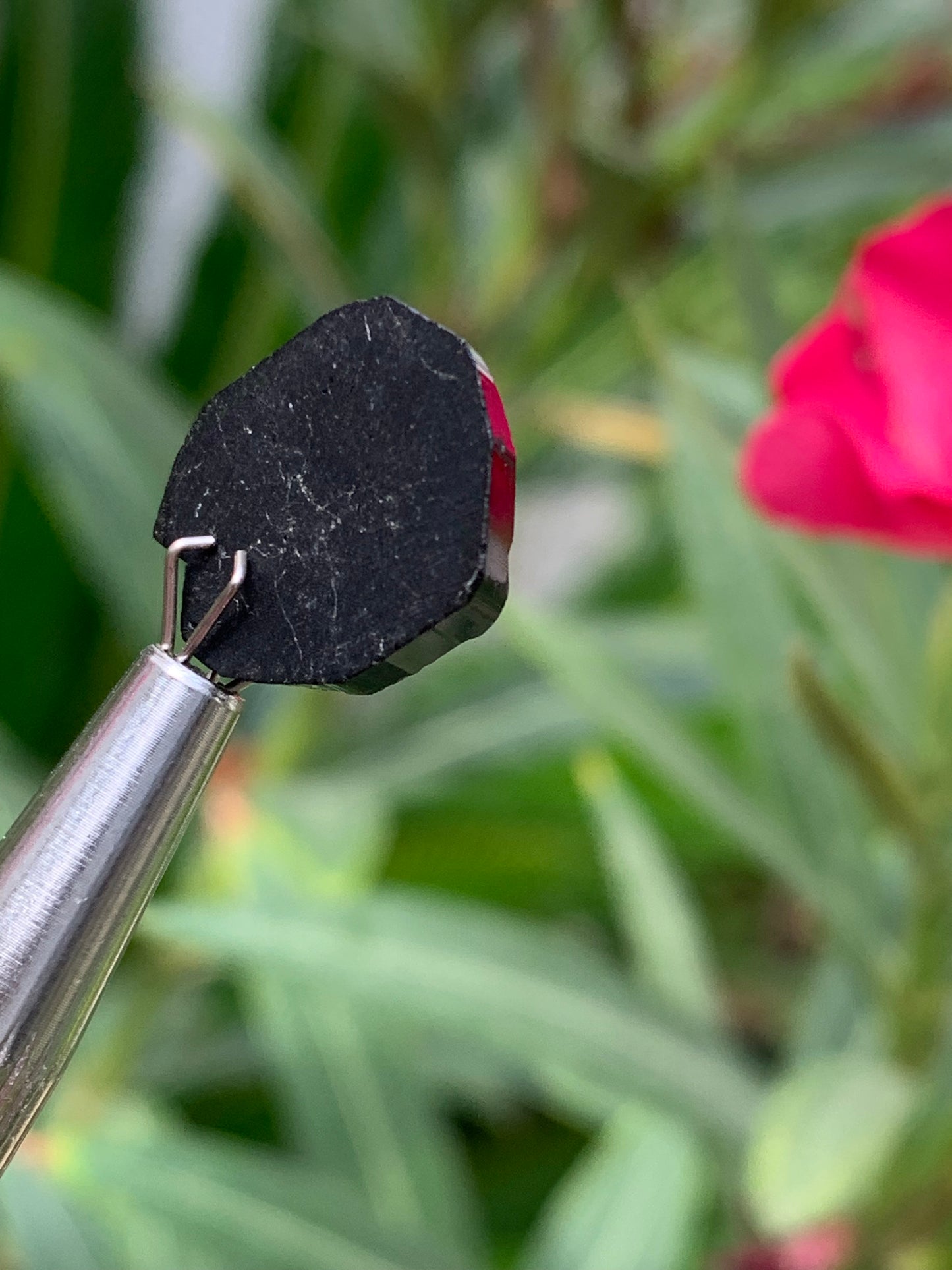 Tourmaline noire, tranches naturelles/ cabochons à 3 faces, 3 pièces au choix, de 14 x 14 x 5 mm - 1,2 à 1,7 gramme par pièce !