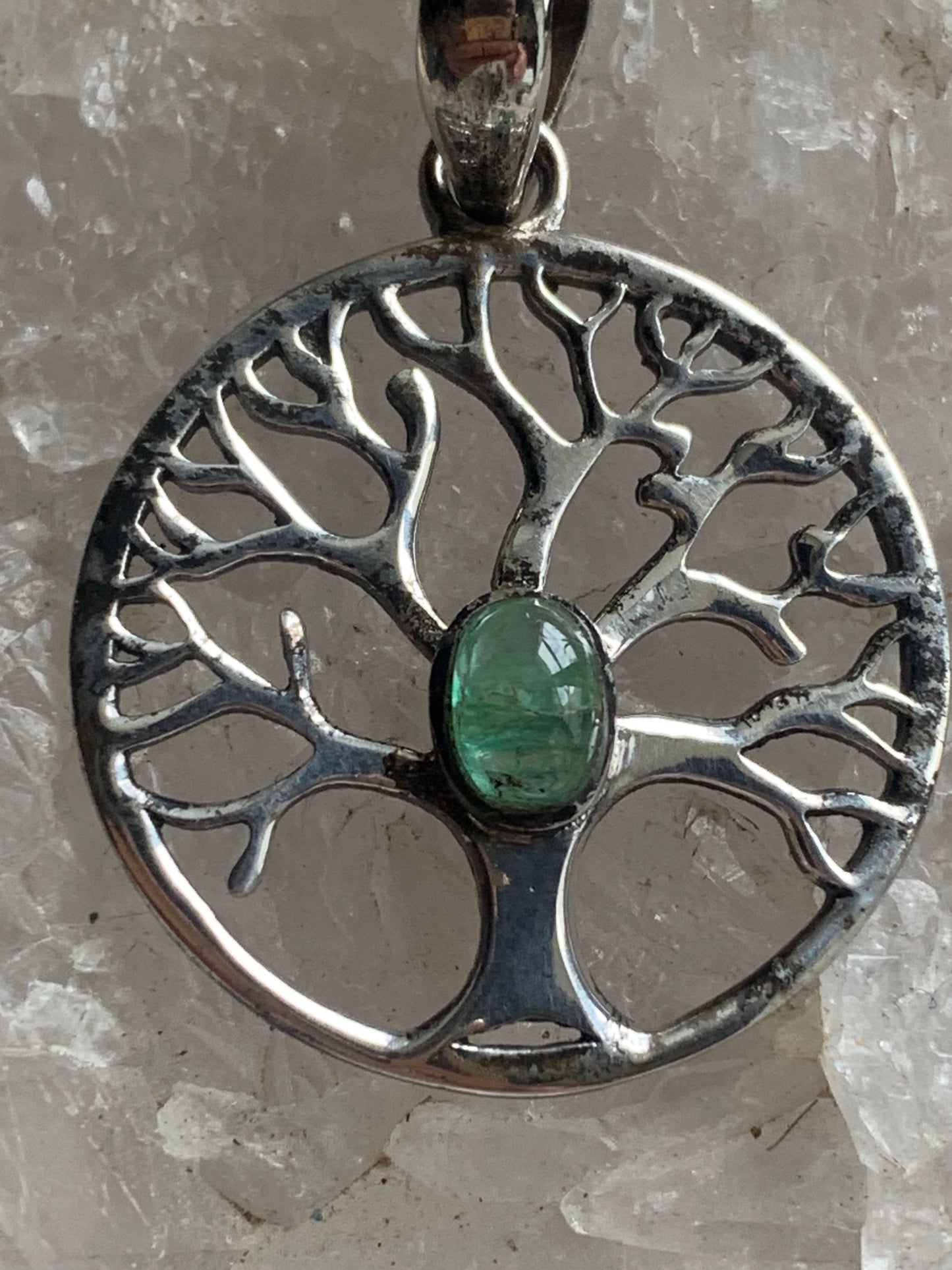 Pendentif en Argent 925 en forme de 'd'arbre de vie' avec une émeraude au centre, de 25 millimètres de diamètre. Vendu avec cordon noir réglable offert, parfait !