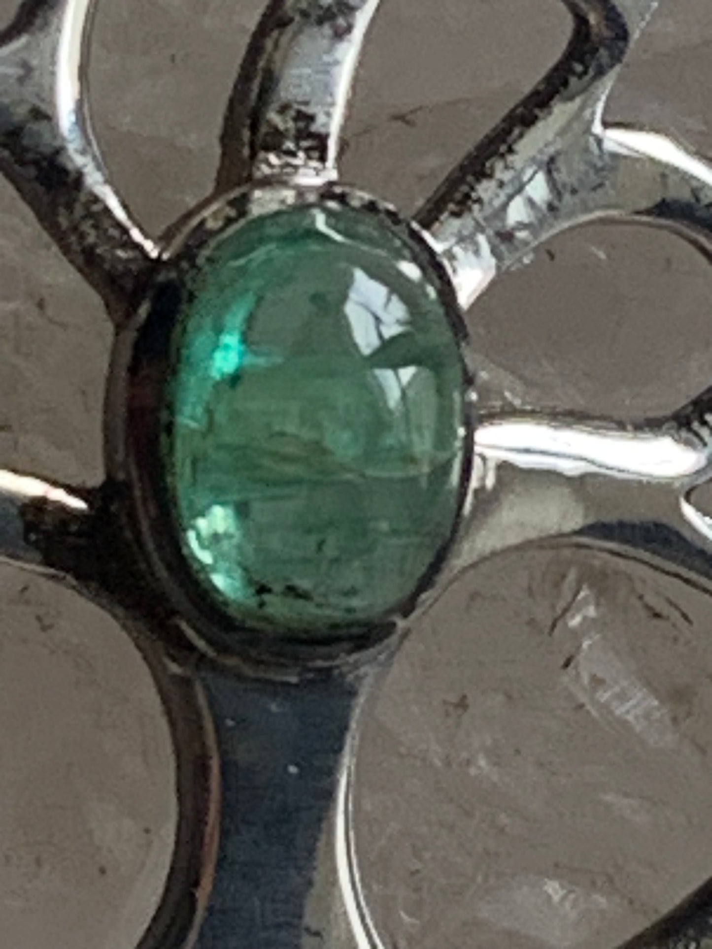 Pendentif en Argent 925 en forme de 'd'arbre de vie' avec une émeraude au centre, de 25 millimètres de diamètre. Vendu avec cordon noir réglable offert, parfait !