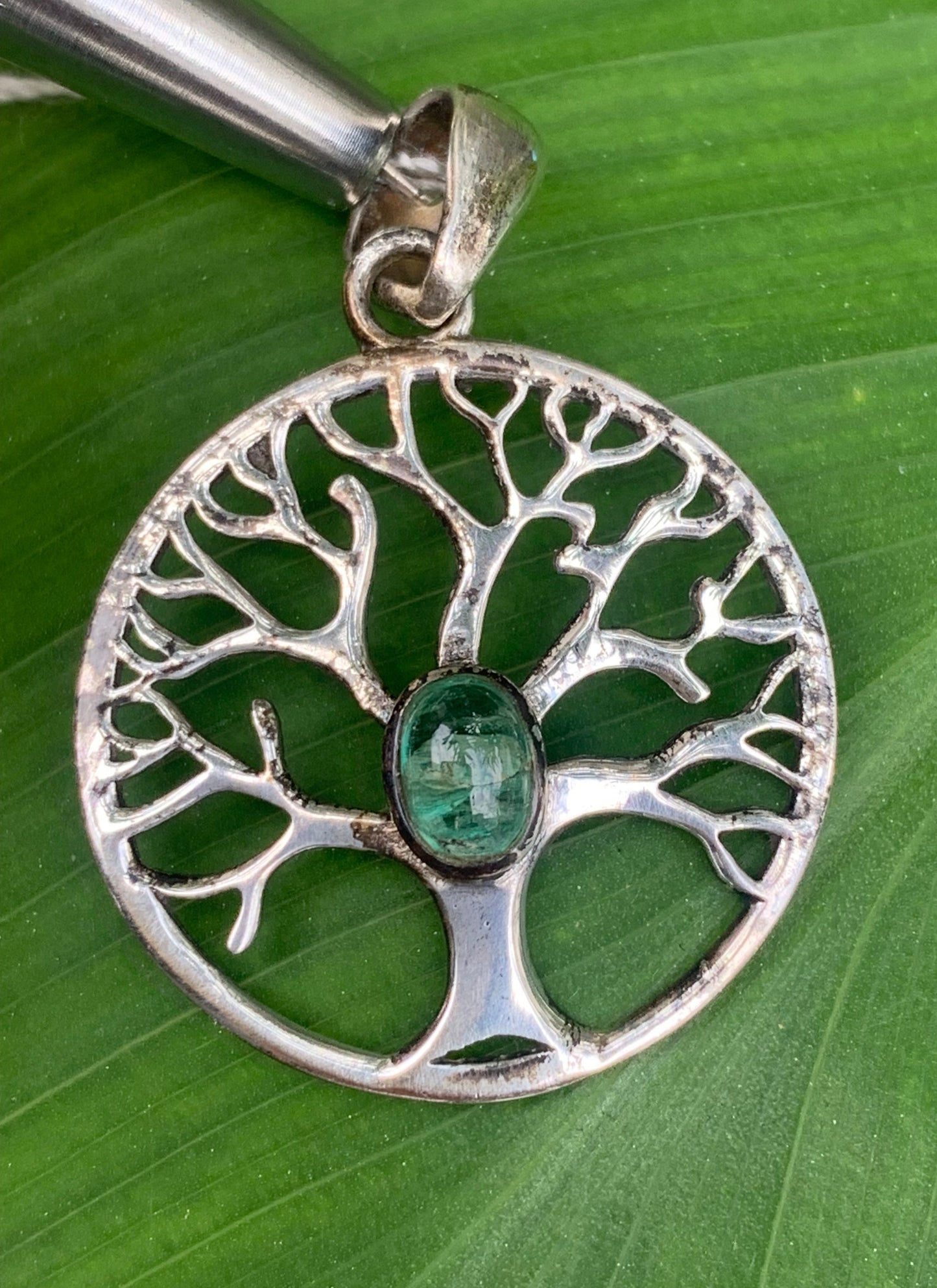 Pendentif en Argent 925 en forme de 'd'arbre de vie' avec une émeraude au centre, de 25 millimètres de diamètre. Vendu avec cordon noir réglable offert, parfait !
