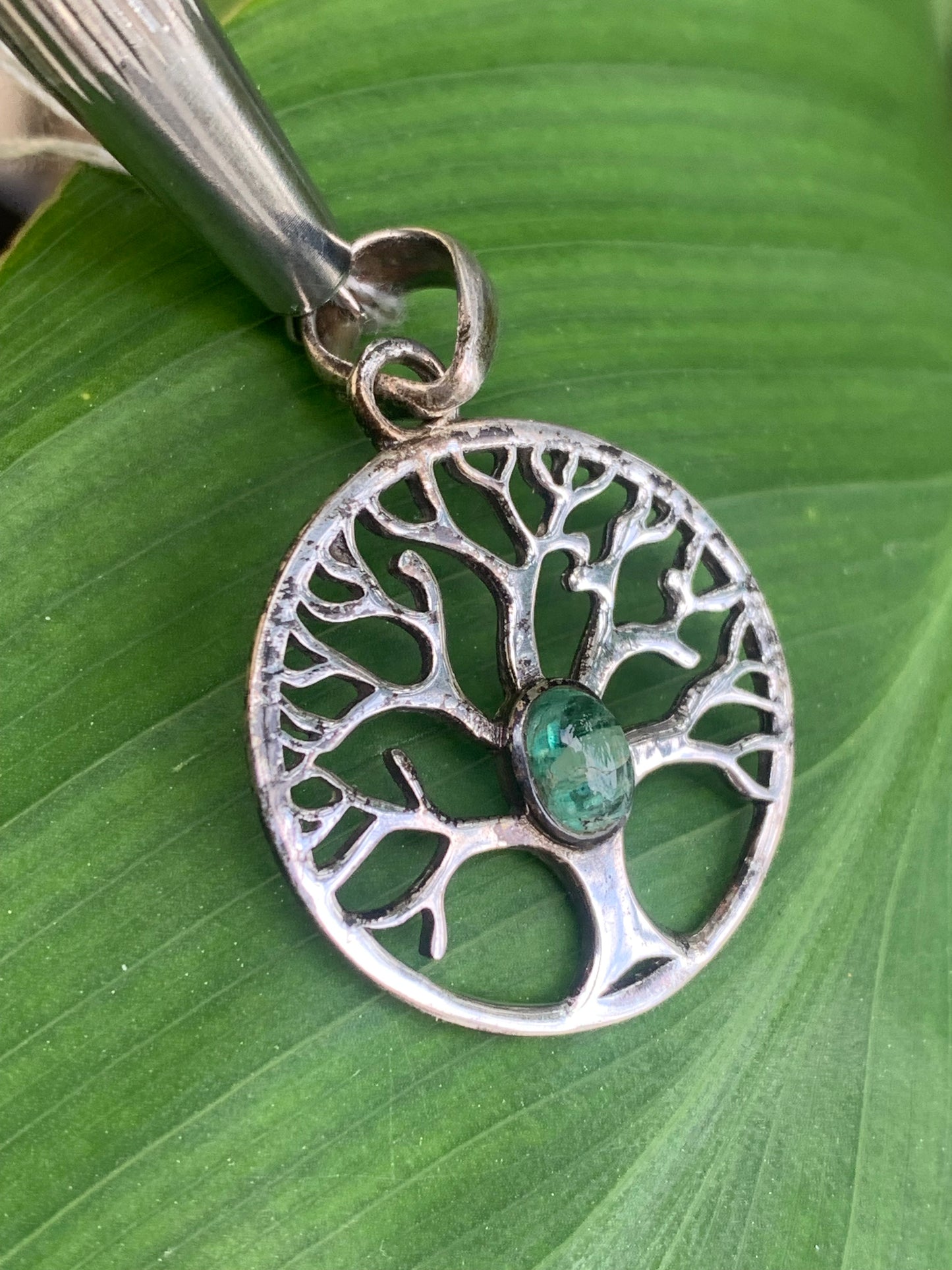 Pendentif en Argent 925 en forme de 'd'arbre de vie' avec une émeraude au centre, de 25 millimètres de diamètre. Vendu avec cordon noir réglable offert, parfait !