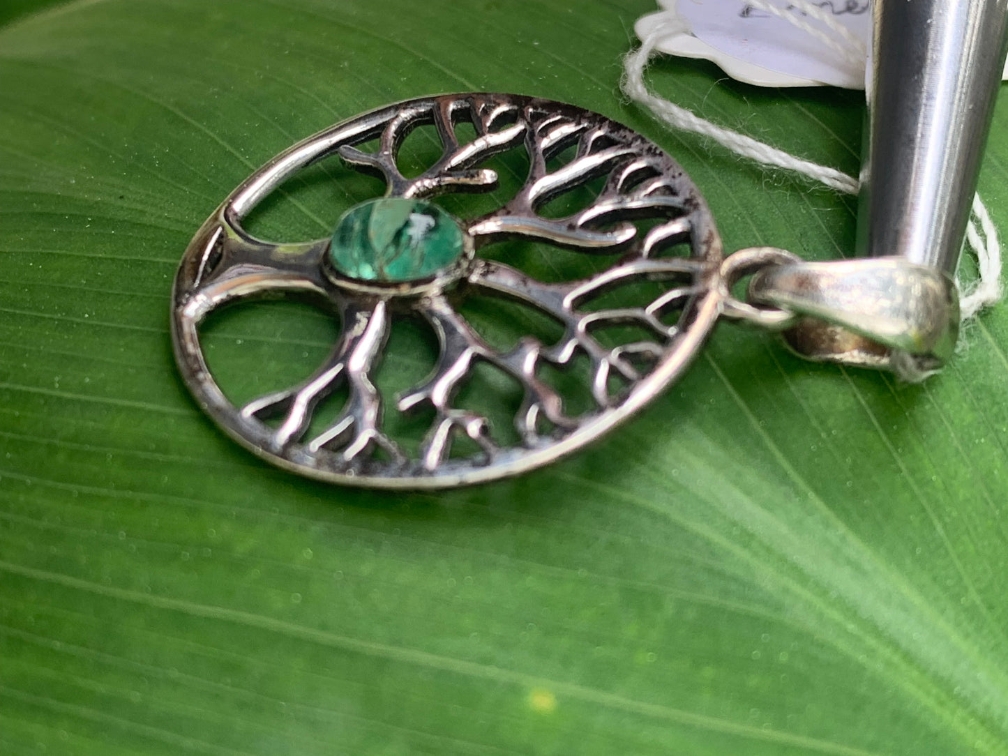 Pendentif en Argent 925 en forme de 'd'arbre de vie' avec une émeraude au centre, de 25 millimètres de diamètre. Vendu avec cordon noir réglable offert, parfait !