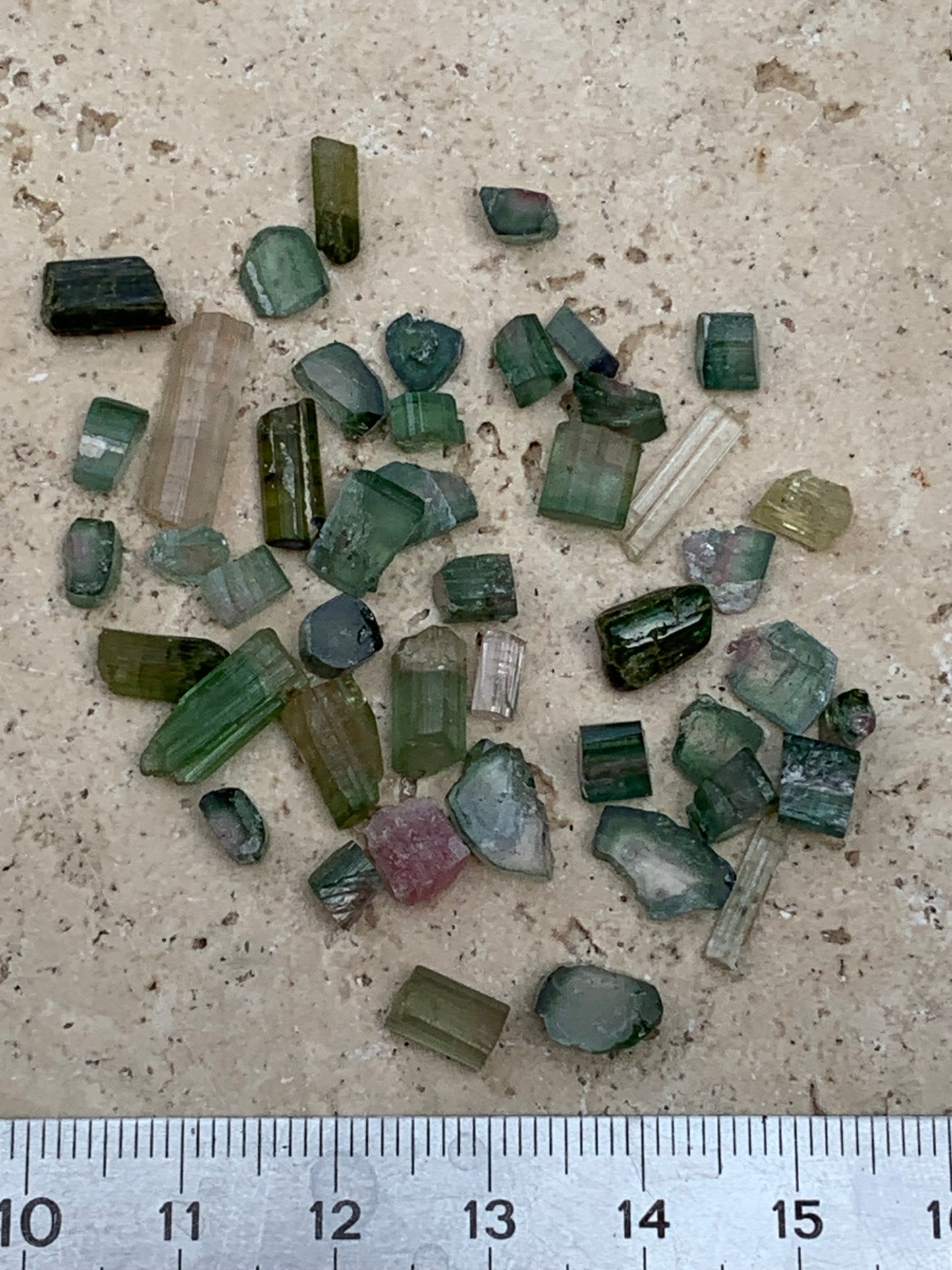 Tourmaline diverses (Verdélite, Indicolite, Melon d'eau), lot de 46 pièces de 3 à 16 mm - 10 grammes.