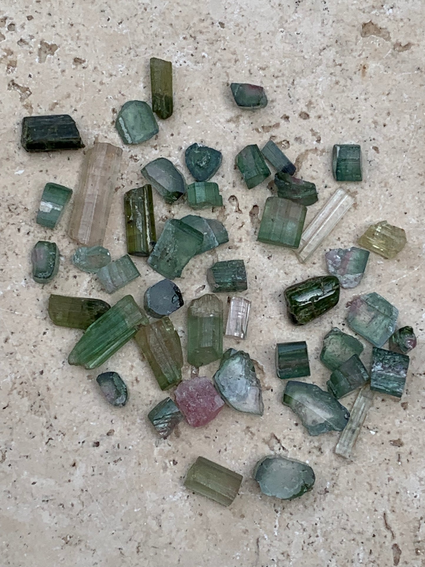 Tourmaline diverses (Verdélite, Indicolite, Melon d'eau), lot de 46 pièces de 3 à 16 mm - 10 grammes.