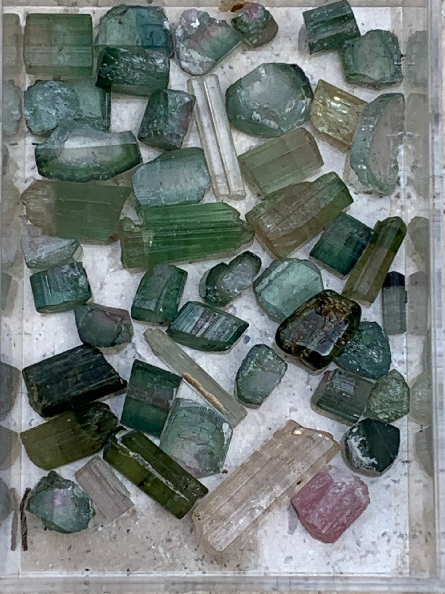 Tourmaline diverses (Verdélite, Indicolite, Melon d'eau), lot de 46 pièces de 3 à 16 mm - 10 grammes.