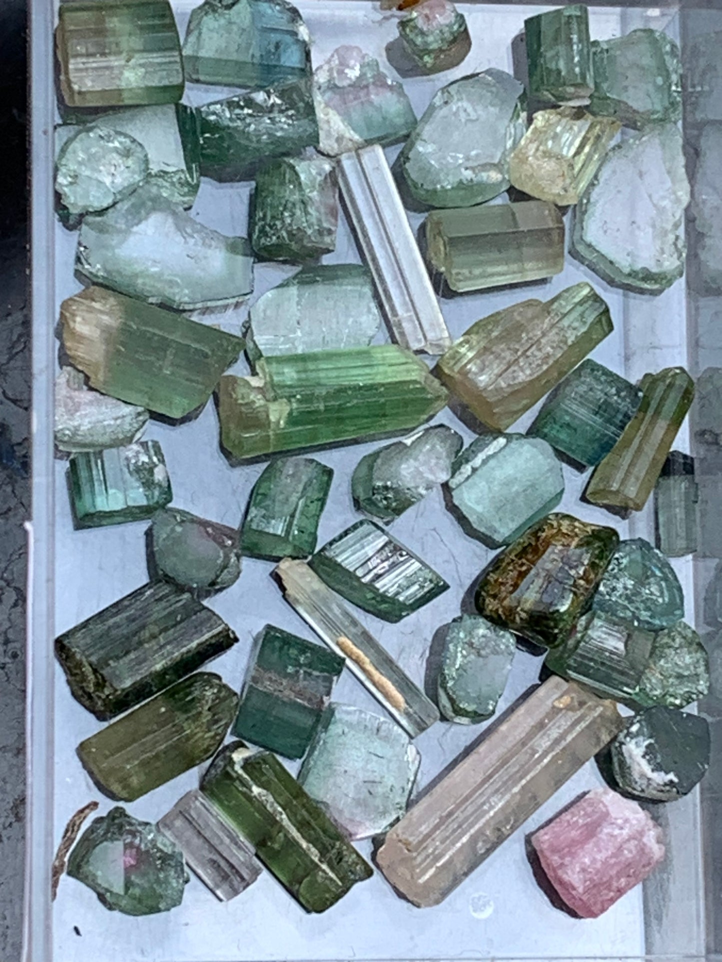 Tourmaline diverses (Verdélite, Indicolite, Melon d'eau), lot de 46 pièces de 3 à 16 mm - 10 grammes.