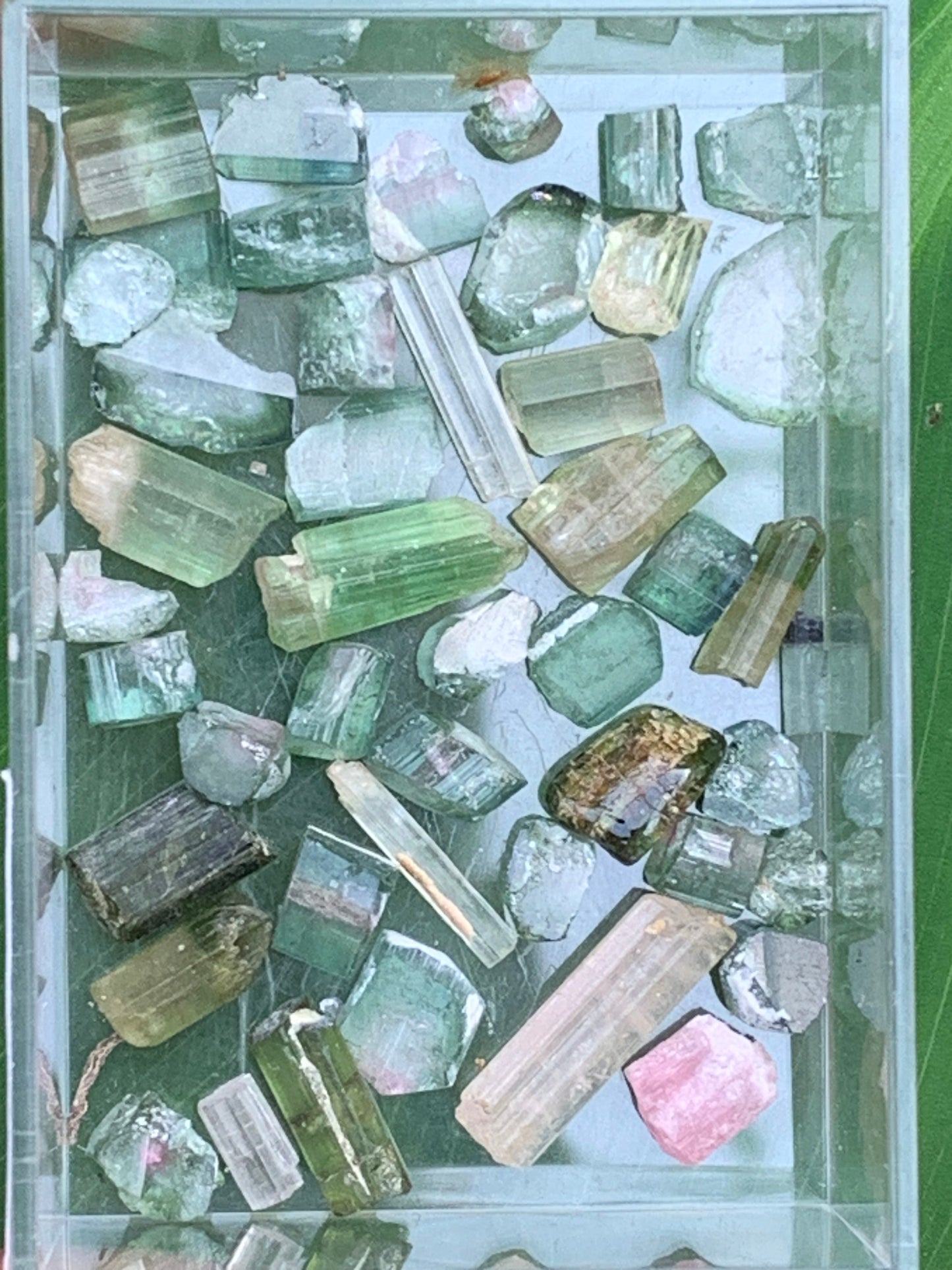 Tourmaline diverses (Verdélite, Indicolite, Melon d'eau), lot de 46 pièces de 3 à 16 mm - 10 grammes.