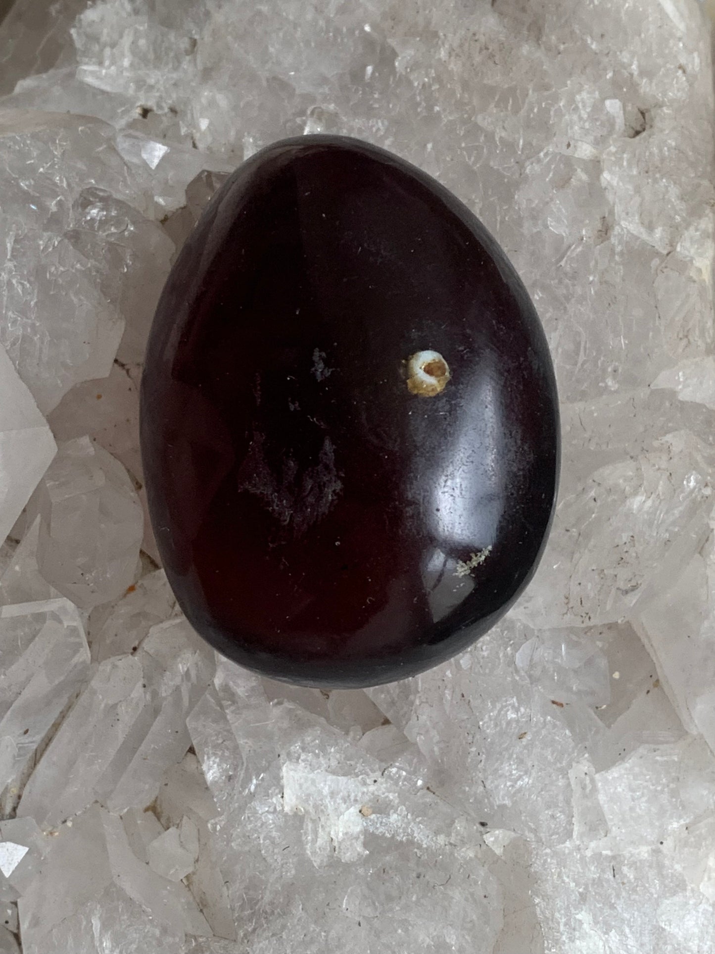 Ambre, galet poli couleur 'cerise ou ambre cognac', de 48 X 35 X 22 mm - 20,4 grammes. Très belle qualité 'Gemme', en transparence vous verrez des reflets rouges ambrés incroyables !