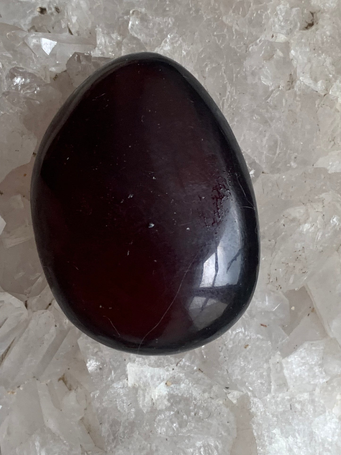 Ambre, galet poli couleur 'cerise ou ambre cognac', de 48 X 35 X 22 mm - 20,4 grammes. Très belle qualité 'Gemme', en transparence vous verrez des reflets rouges ambrés incroyables !