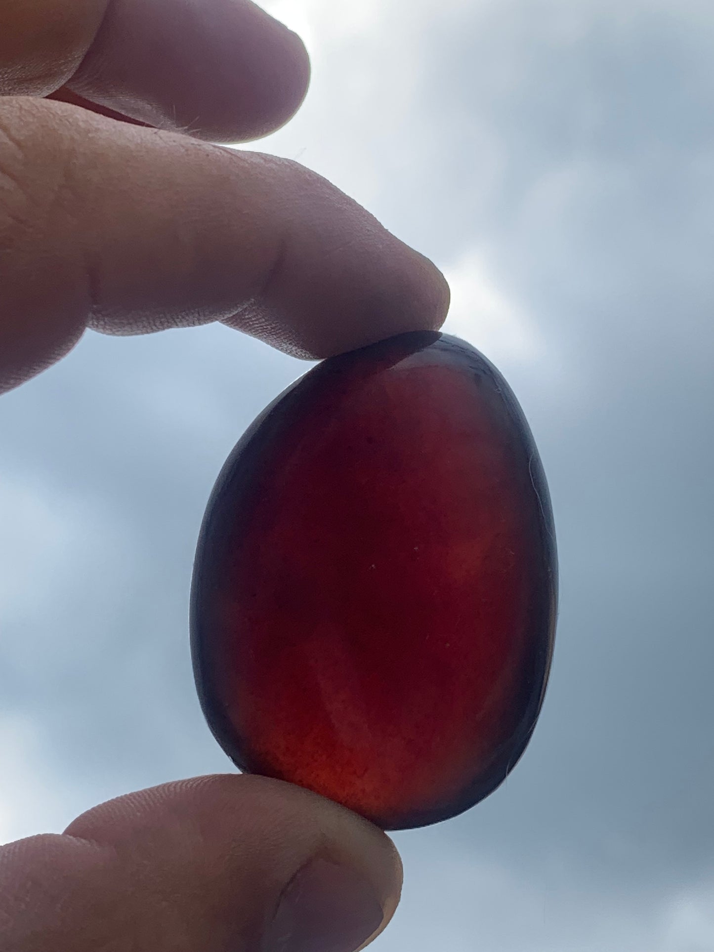 Ambre, galet poli couleur 'cerise ou ambre cognac', de 48 X 35 X 22 mm - 20,4 grammes. Très belle qualité 'Gemme', en transparence vous verrez des reflets rouges ambrés incroyables !