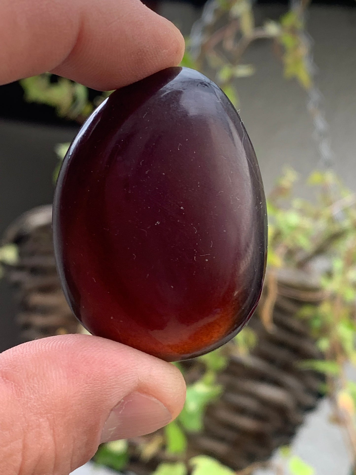 Ambre, galet poli couleur 'cerise ou ambre cognac', de 48 X 35 X 22 mm - 20,4 grammes. Très belle qualité 'Gemme', en transparence vous verrez des reflets rouges ambrés incroyables !