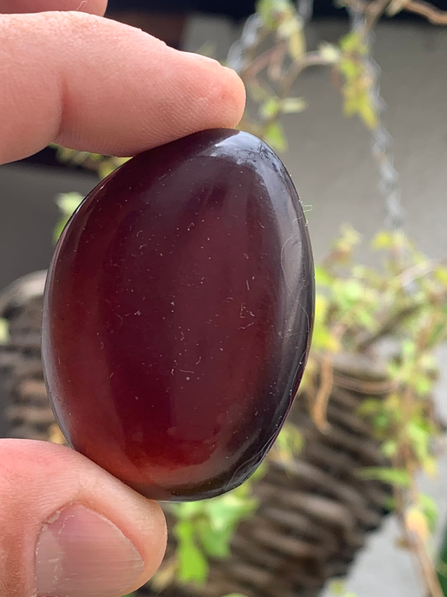 Ambre, galet poli couleur 'cerise ou ambre cognac', de 48 X 35 X 22 mm - 20,4 grammes. Très belle qualité 'Gemme', en transparence vous verrez des reflets rouges ambrés incroyables !