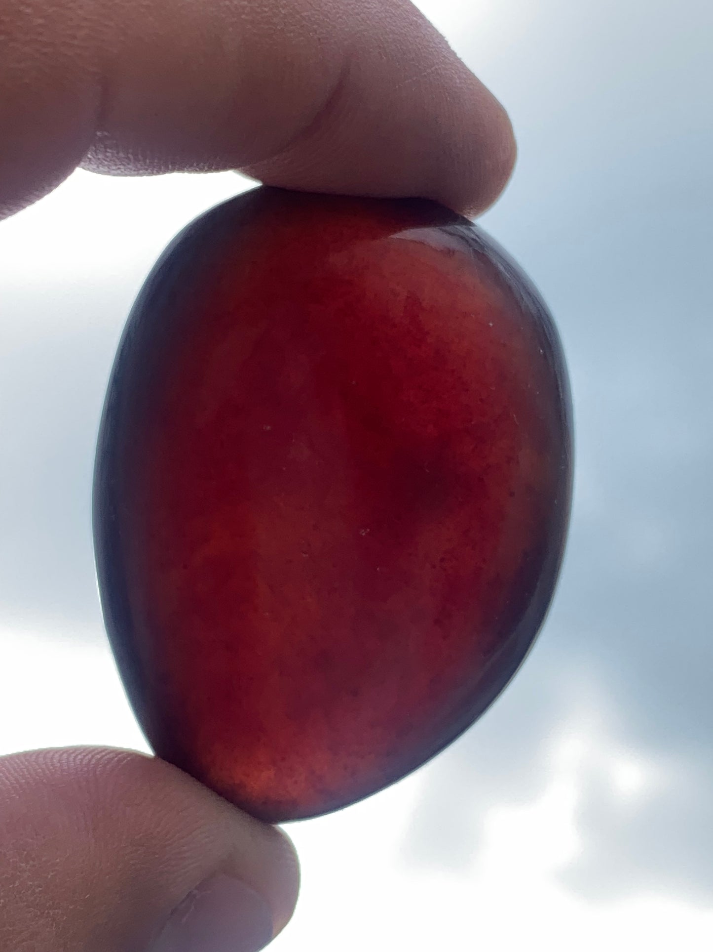 Ambre, galet poli couleur 'cerise ou ambre cognac', de 48 X 35 X 22 mm - 20,4 grammes. Très belle qualité 'Gemme', en transparence vous verrez des reflets rouges ambrés incroyables !