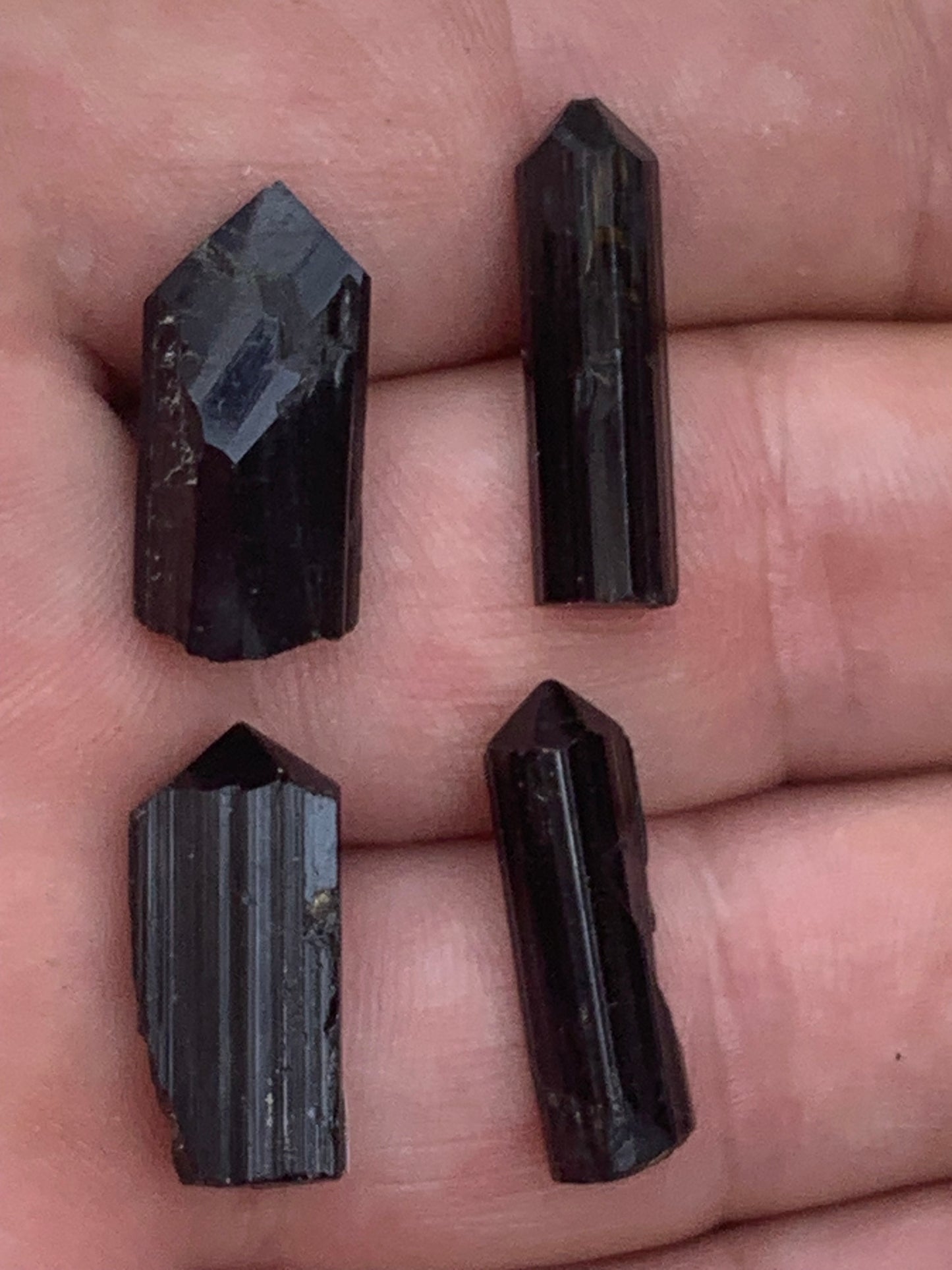 Tourmaline noire, pointes naturelles à 3 faces, 4 pièces au choix, de 20 x 6 x 5 mm - 2 grammes par pièce environ !