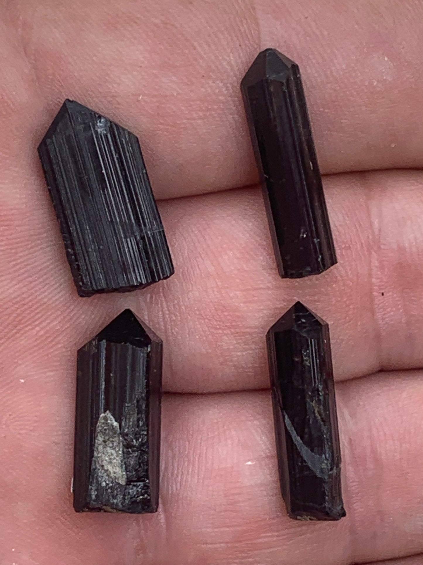 Tourmaline noire, pointes naturelles à 3 faces, 4 pièces au choix, de 20 x 6 x 5 mm - 2 grammes par pièce environ !