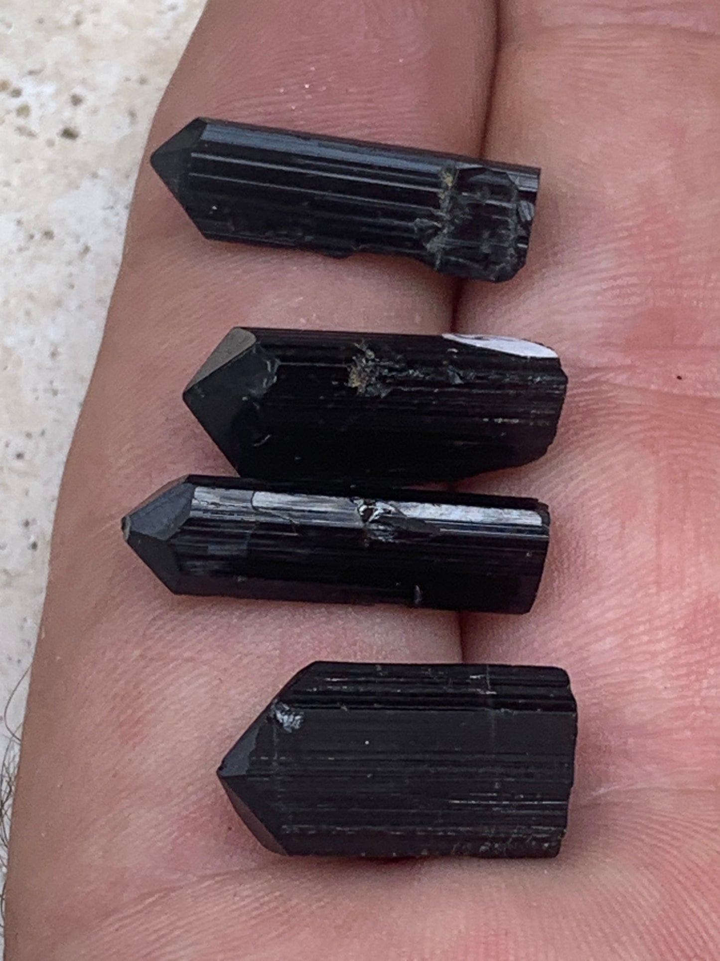 Tourmaline noire, pointes naturelles à 3 faces, 4 pièces au choix, de 20 x 6 x 5 mm - 2 grammes par pièce environ !
