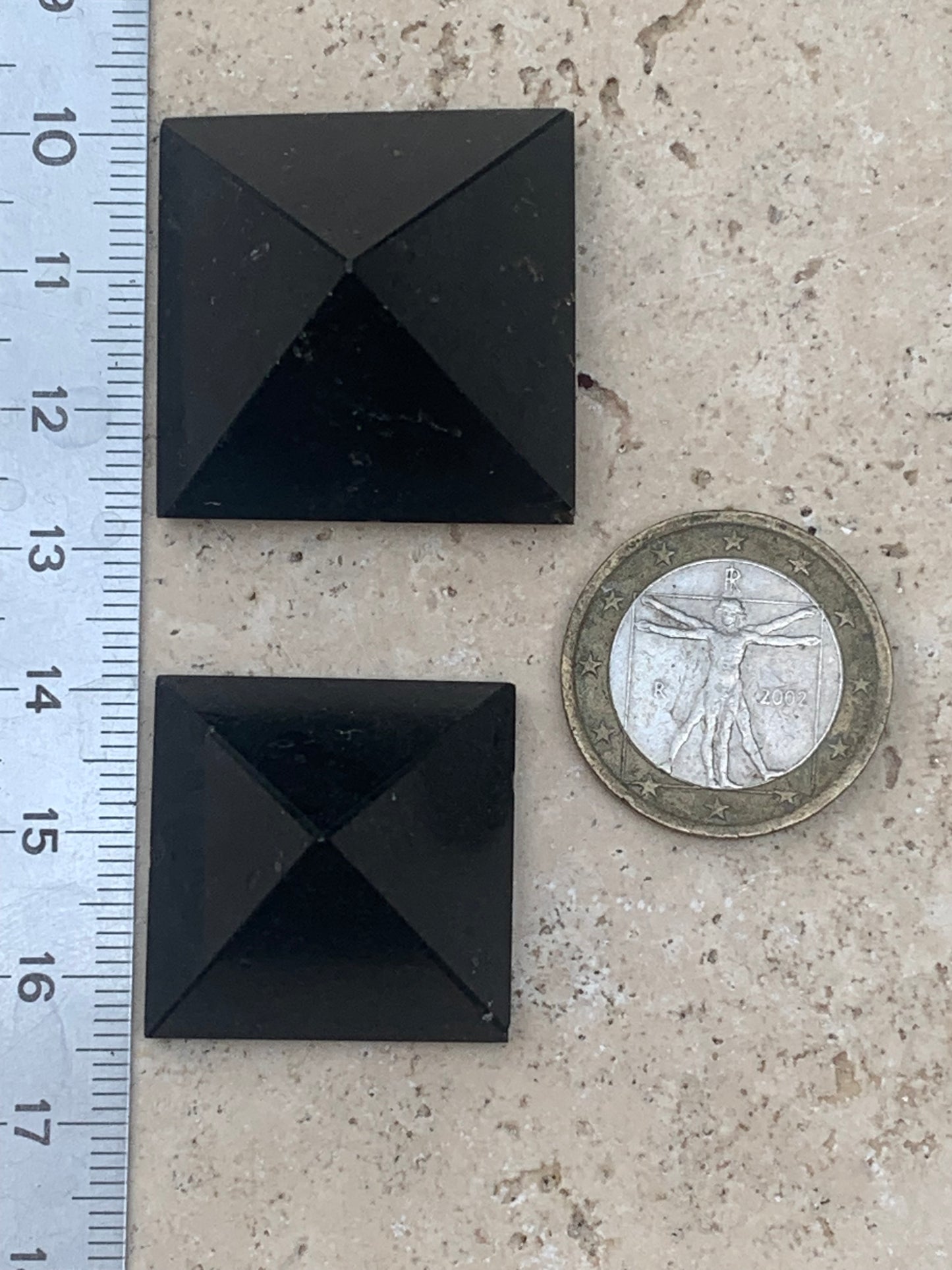 Pyramides en Tourmaline, de 25 à 30 millimètres ! Protège des ondes et permet l'ancrage, parfait pour la lithothérapie, collection, exposition...!