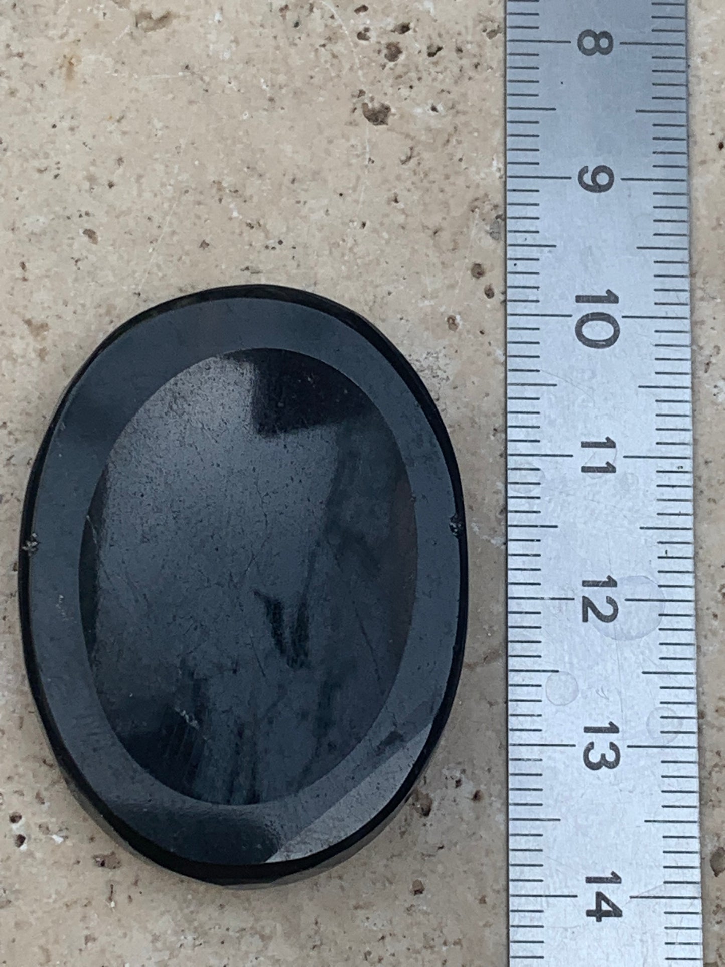 Tourmaline noire, galet de massage de 40 x 30 x 10 mm - 18,5 grammes. Beau galet incurvé pour massage ou pour la poche !