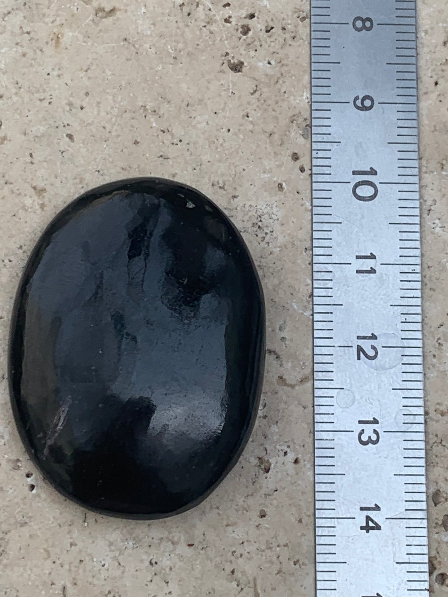 Tourmaline noire, galet de massage de 40 x 30 x 10 mm - 18,5 grammes. Beau galet incurvé pour massage ou pour la poche !