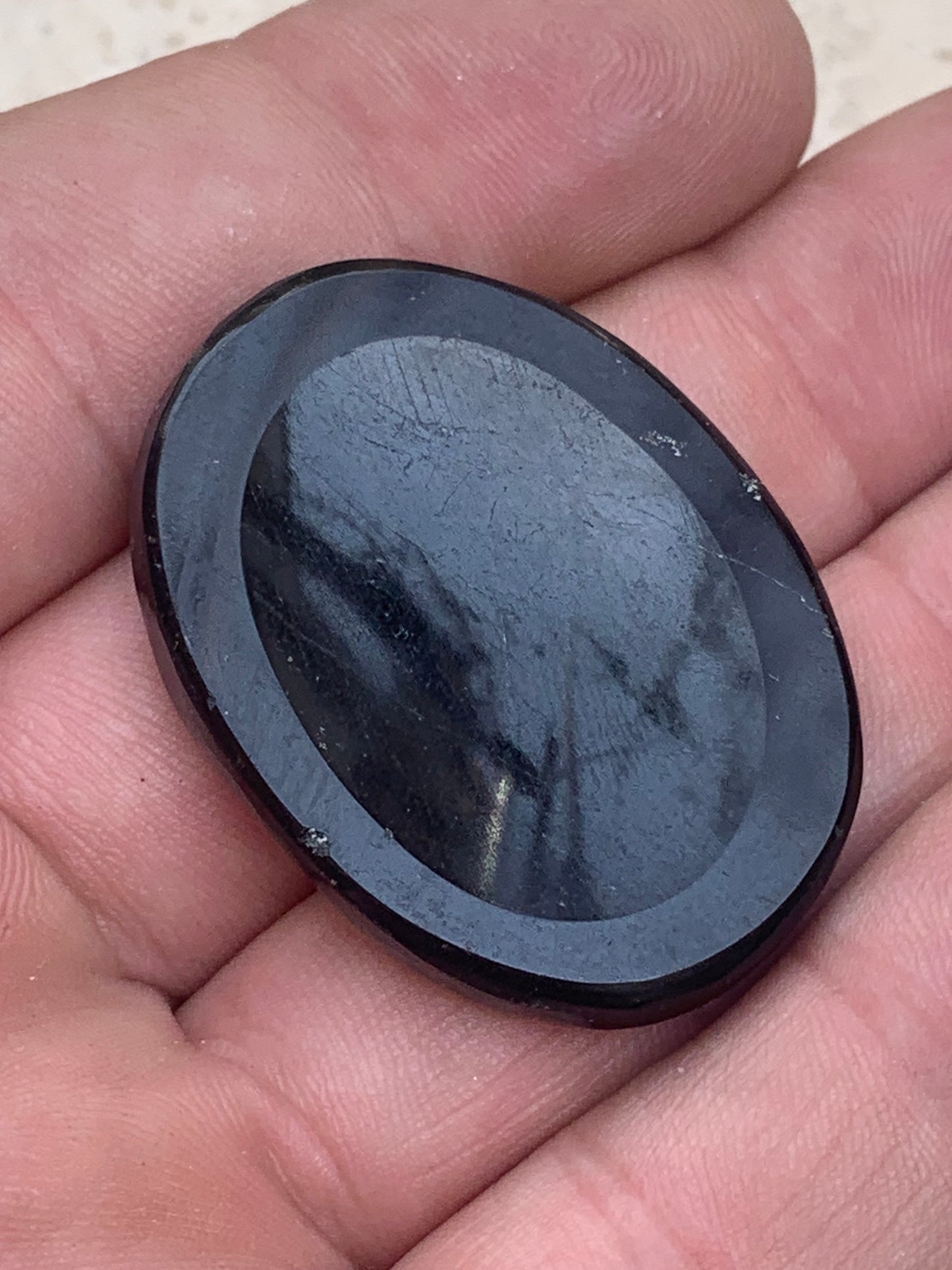 Tourmaline noire, galet de massage de 40 x 30 x 10 mm - 18,5 grammes. Beau galet incurvé pour massage ou pour la poche !