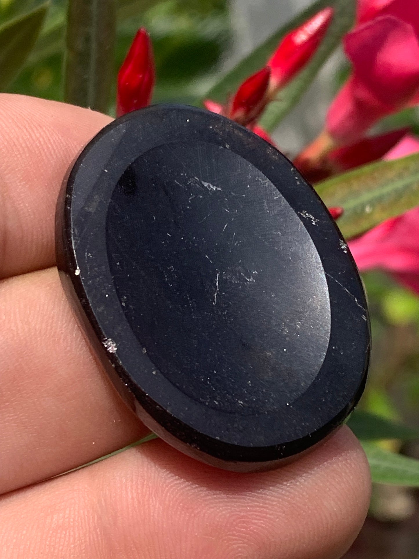 Tourmaline noire, galet de massage de 40 x 30 x 10 mm - 18,5 grammes. Beau galet incurvé pour massage ou pour la poche !