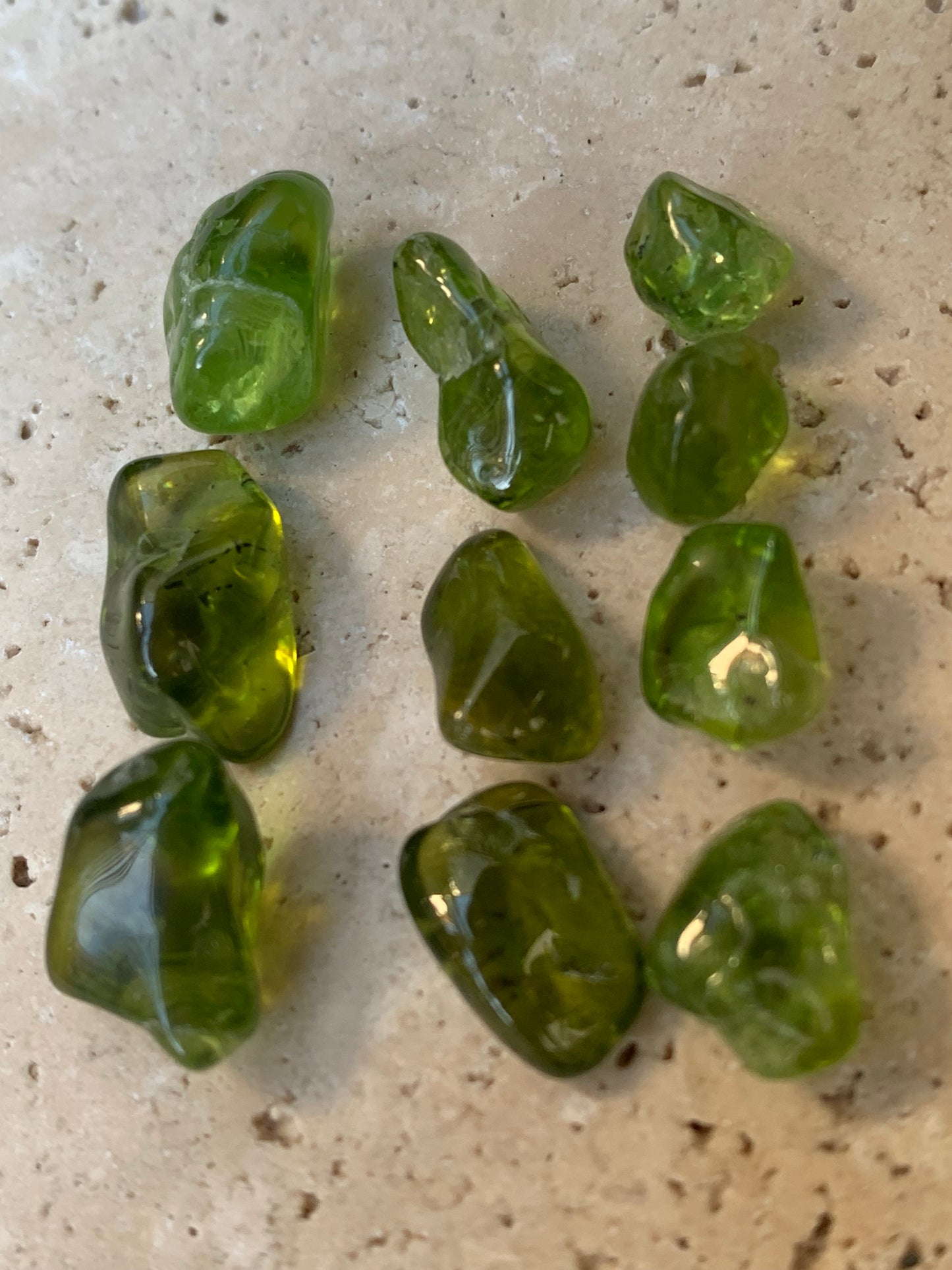 Péridot, magnifiques grains naturels des USA. Très belle qualité 'gemme', transparence et couleur régulière. Vente à 'l'unité' ou en lot !
