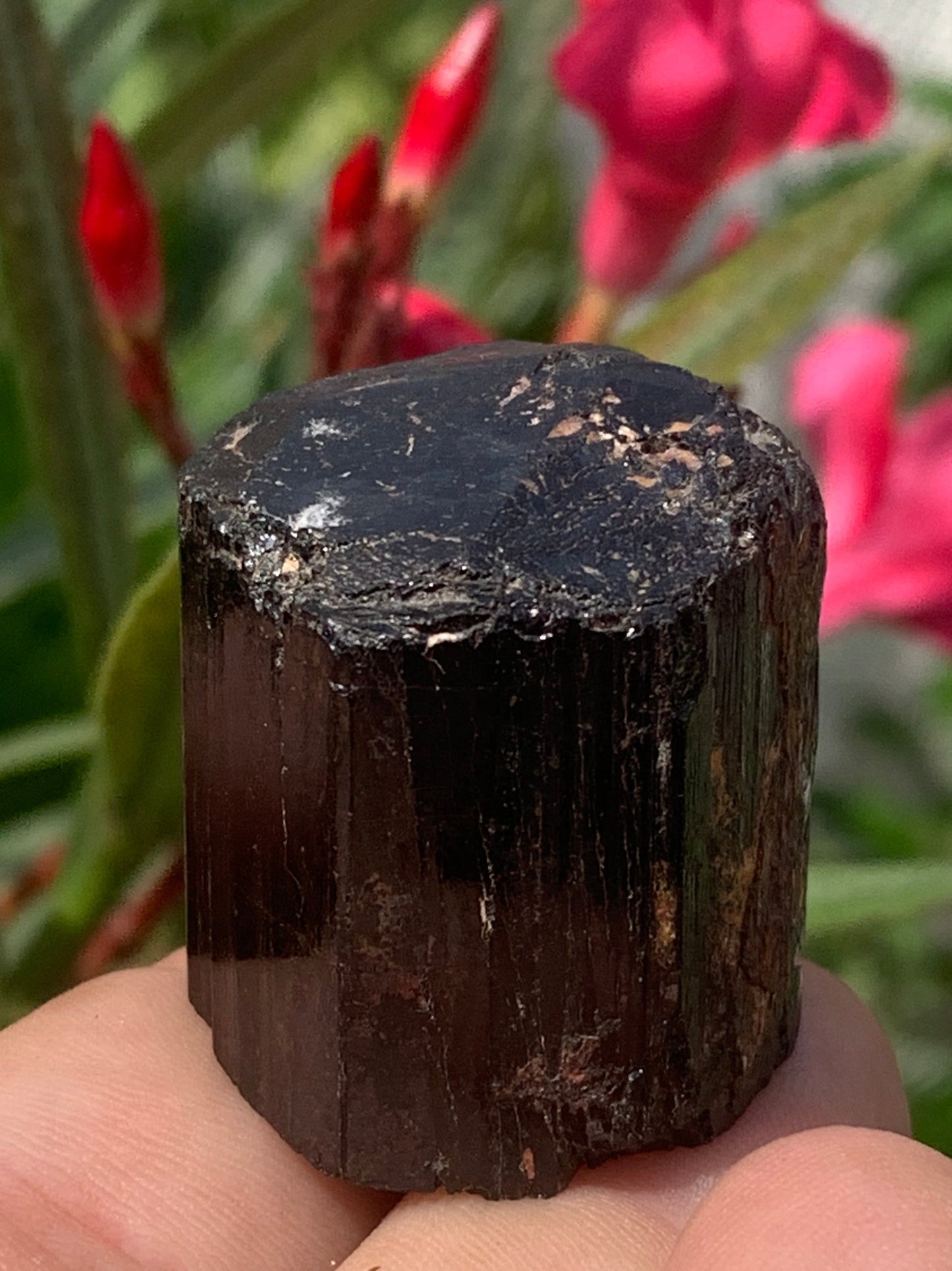 Black tourmaline, natural specimen measuring 32 x 30 x 27 mm - 50.6 grams. A very beautiful block of tourmaline!