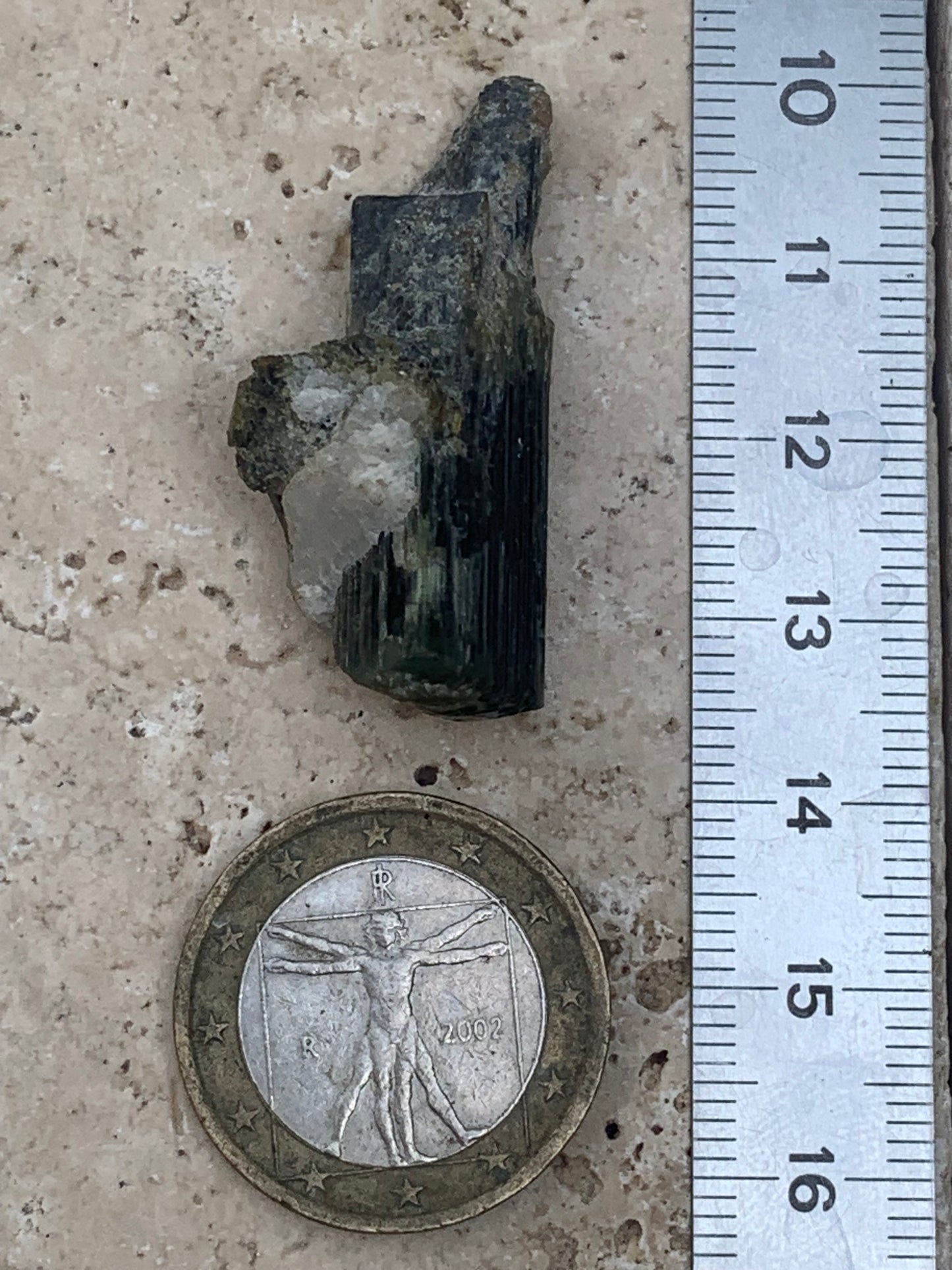 Tourmaline verte/ Verdélite, cristal naturel de 37 x 17 x 15 mm - 9,6 grammes. Magnifique petite pièce !