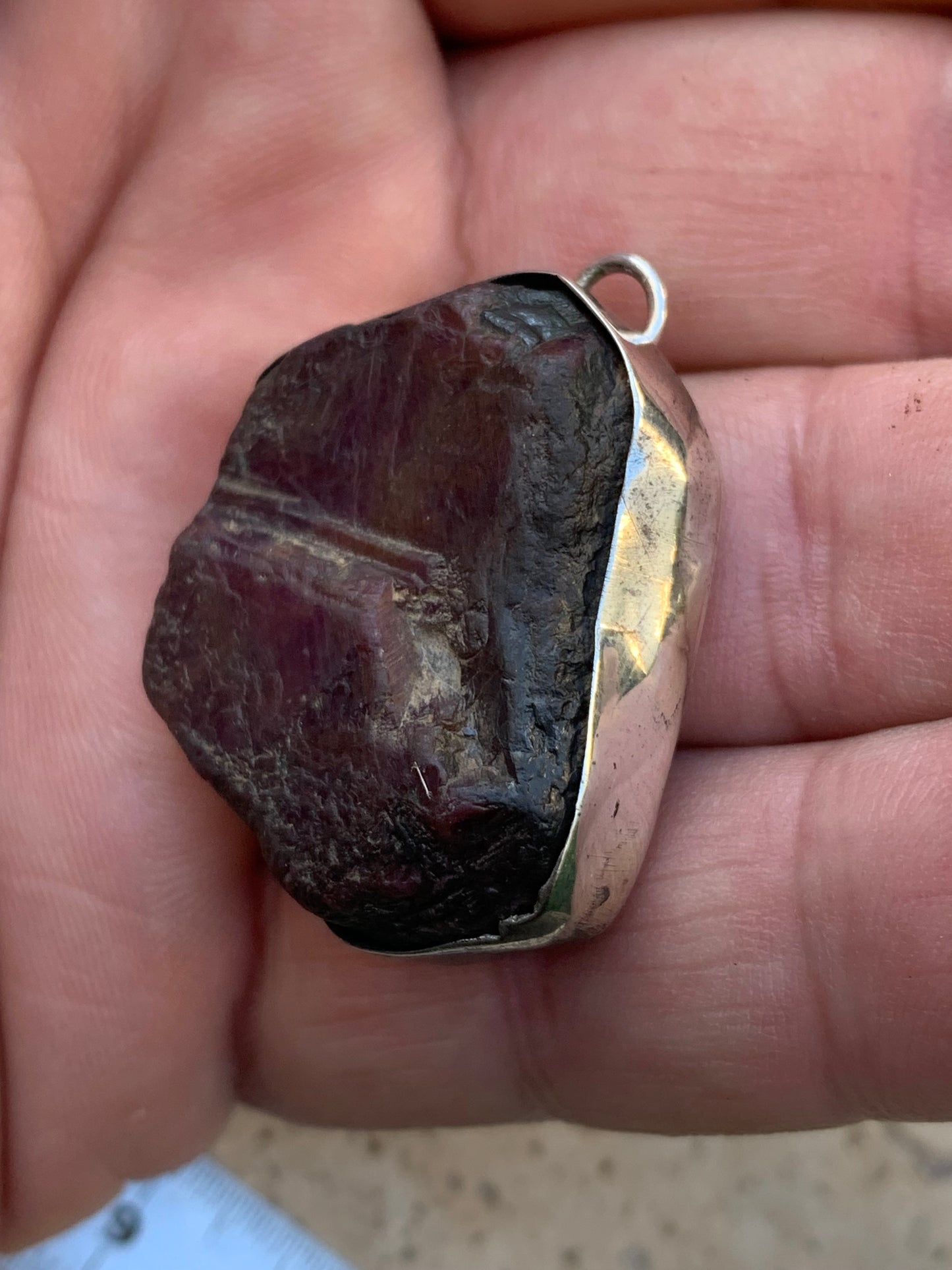 Rubis de tanzanie ! Corindon naturel serti sur Argent par G & Z, de 35 mm de ht x25 x11. Vendu avec un cordon réglable de couleur noire !