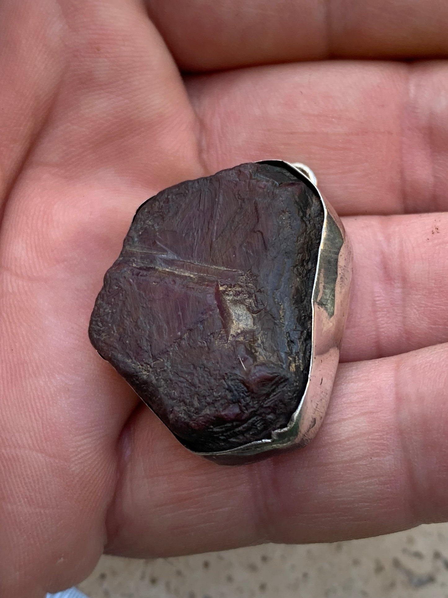 Rubis de tanzanie ! Corindon naturel serti sur Argent par G & Z, de 35 mm de ht x25 x11. Vendu avec un cordon réglable de couleur noire !