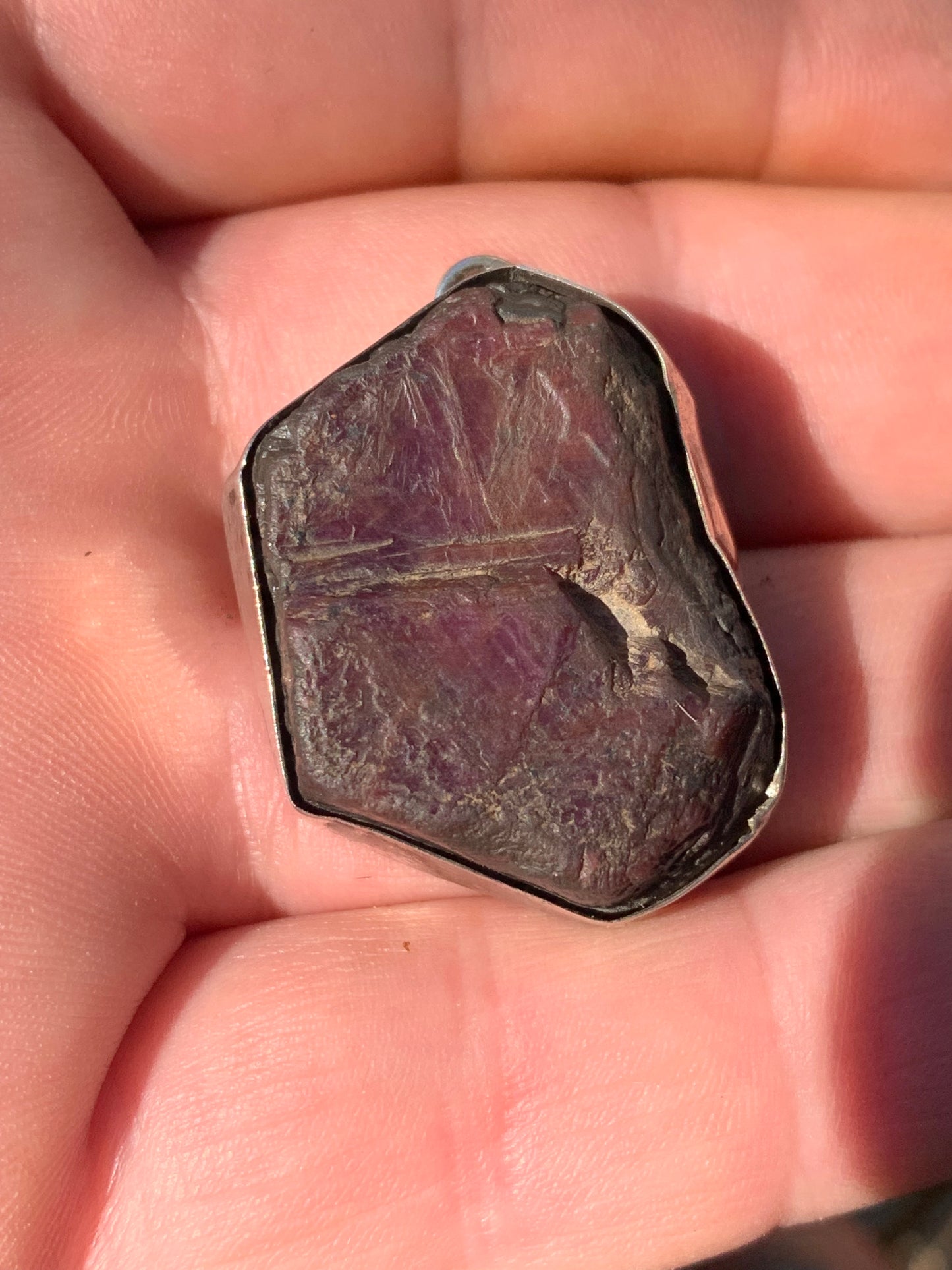 Rubis de tanzanie ! Corindon naturel serti sur Argent par G & Z, de 35 mm de ht x25 x11. Vendu avec un cordon réglable de couleur noire !