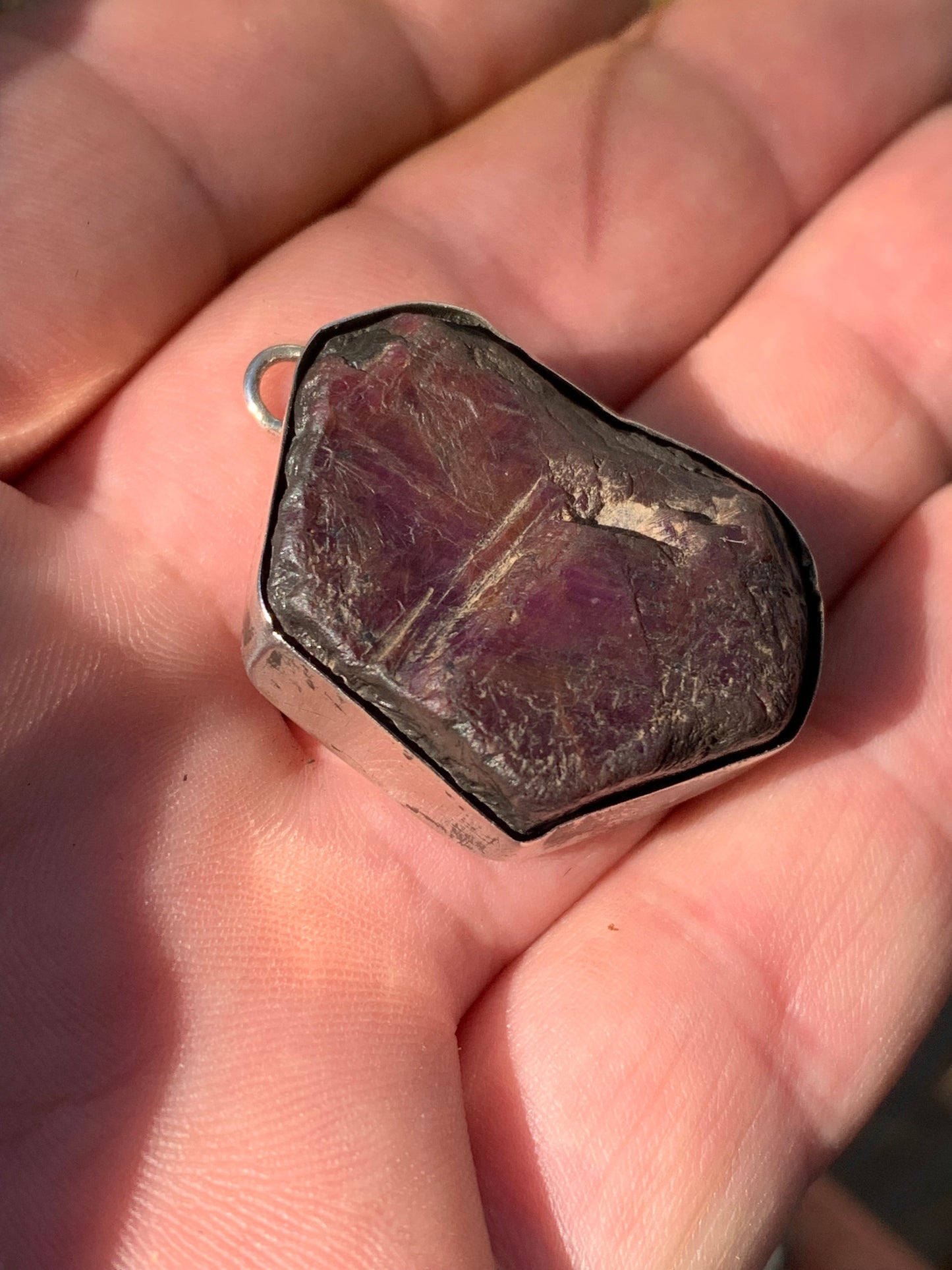 Rubis de tanzanie ! Corindon naturel serti sur Argent par G & Z, de 35 mm de ht x25 x11. Vendu avec un cordon réglable de couleur noire !