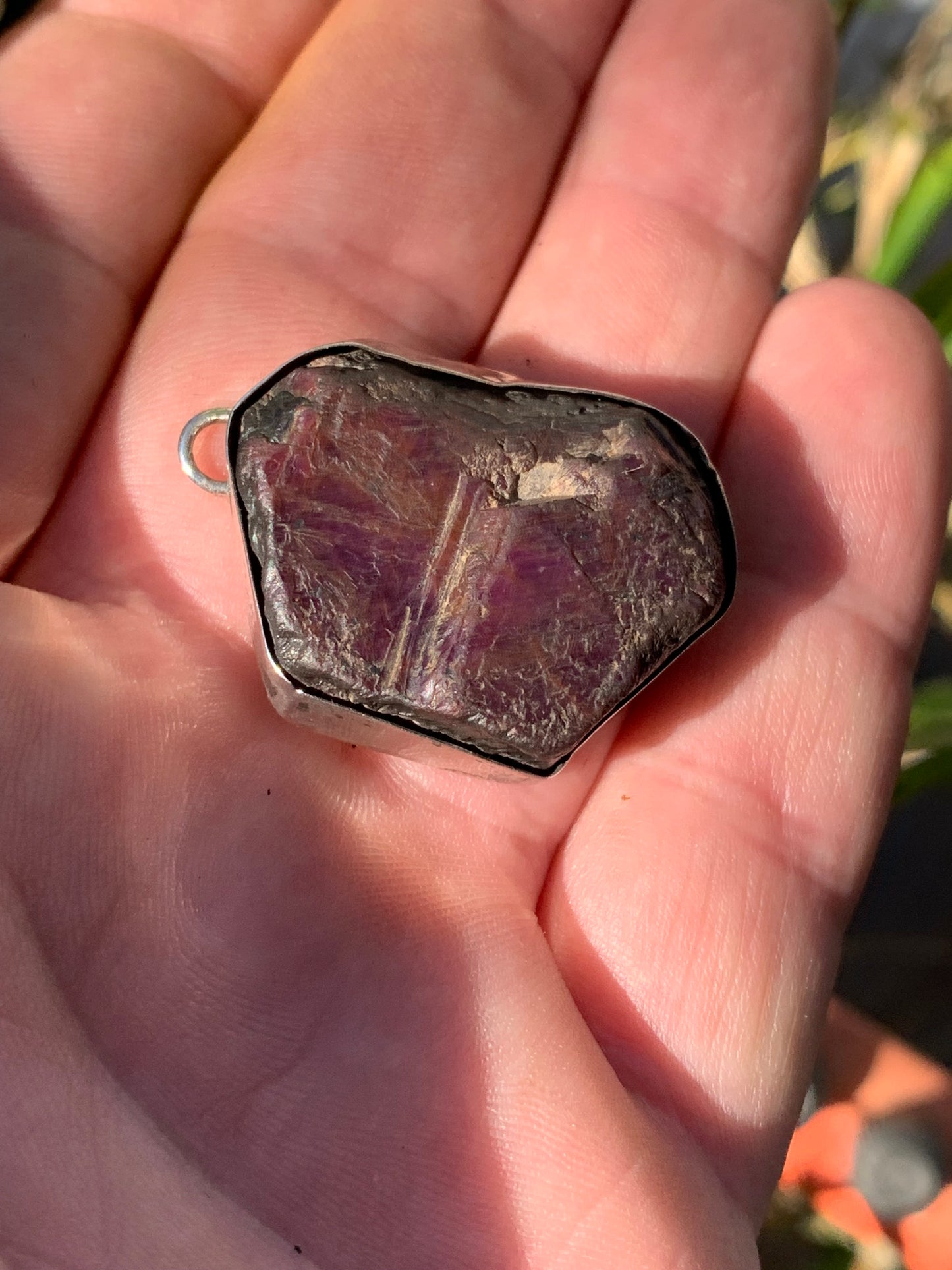 Rubis de tanzanie ! Corindon naturel serti sur Argent par G & Z, de 35 mm de ht x25 x11. Vendu avec un cordon réglable de couleur noire !