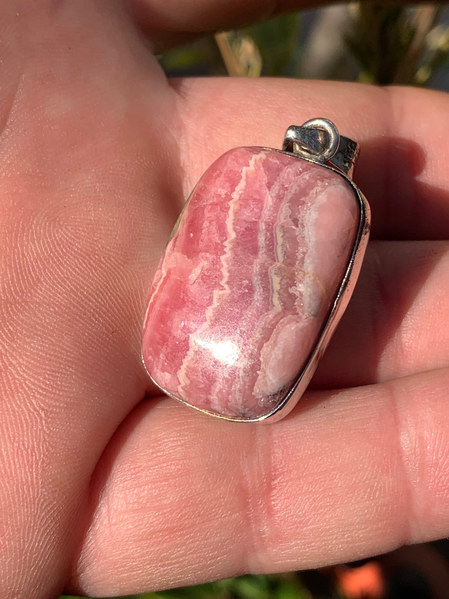 Rhodochrosite ! Pièce unique en Argent de 45 mm x 22 x 8. Vendu avec un cordon réglable de couleur noire !