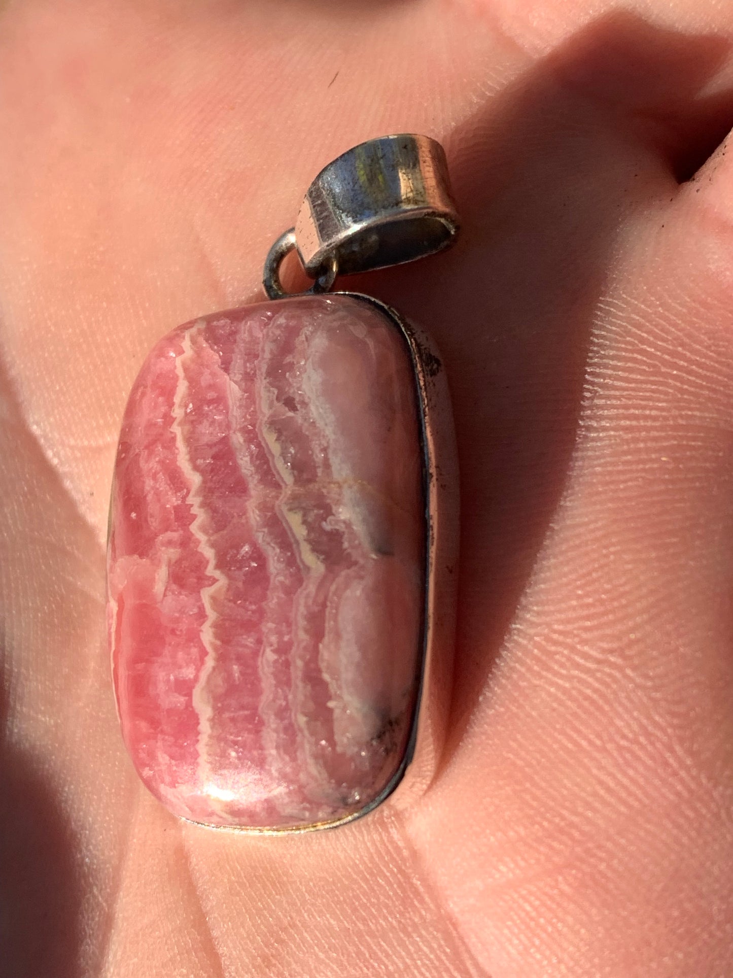 Rhodochrosite ! Pièce unique en Argent de 45 mm x 22 x 8. Vendu avec un cordon réglable de couleur noire !