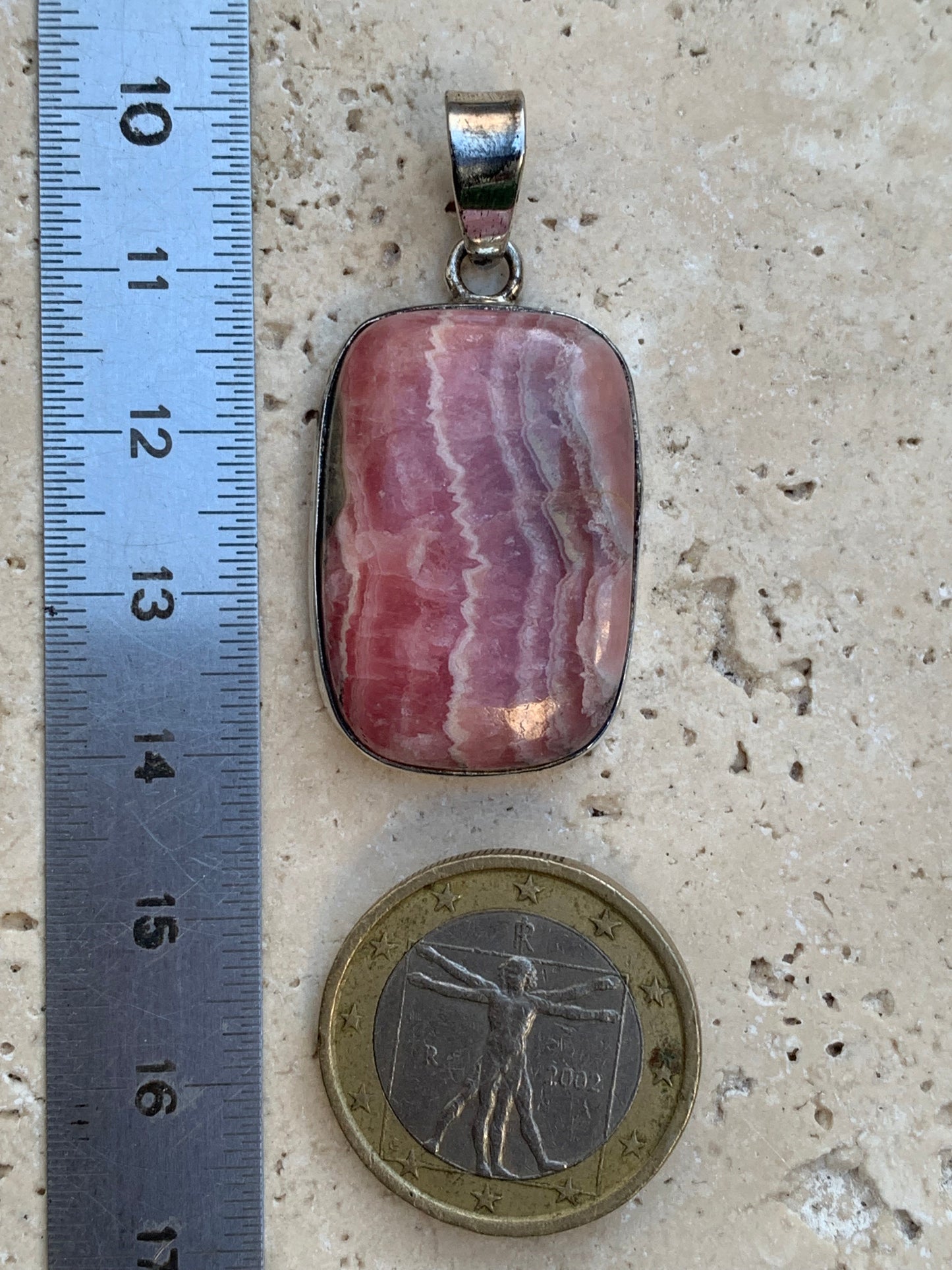 Rhodochrosite ! Pièce unique en Argent de 45 mm x 22 x 8. Vendu avec un cordon réglable de couleur noire !