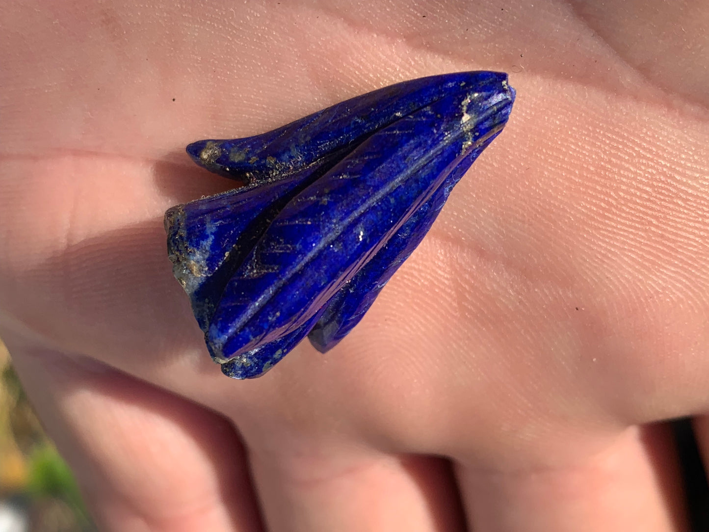 Lapis lazuli, pièce unique d'une fleur sculptée, qualité AA à AAA, 30mm x 18 de diamètre environ, parfait pour la bijouterie ou collection !