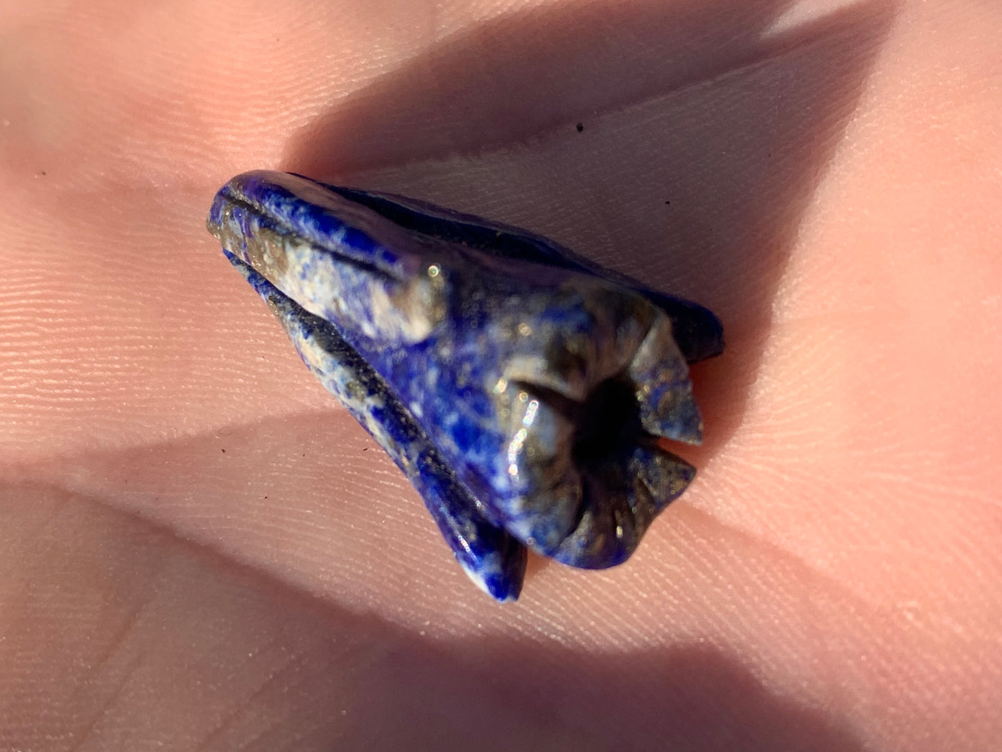 Lapis lazuli, pièce unique d'une fleur sculptée, qualité AA à AAA, 30mm x 18 de diamètre environ, parfait pour la bijouterie ou collection !